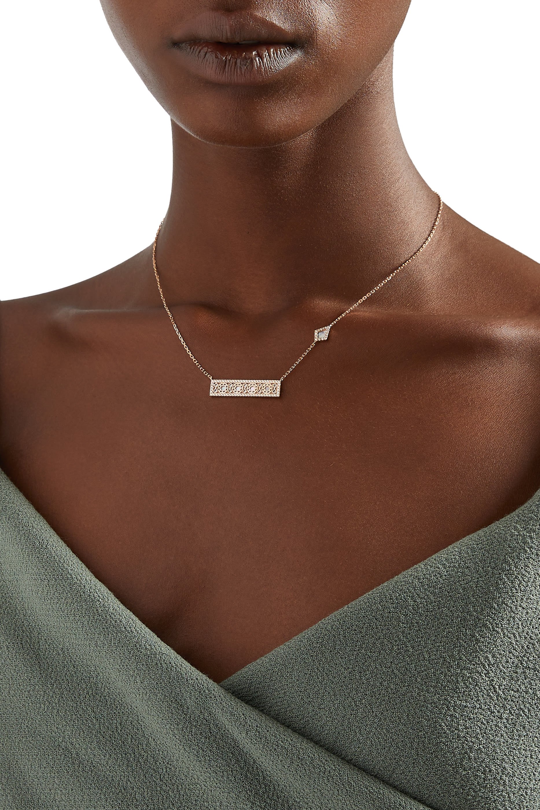 قلادة عود تراث مرصعة بعرق الؤلؤ والماس، ذهب وردي عيار 18