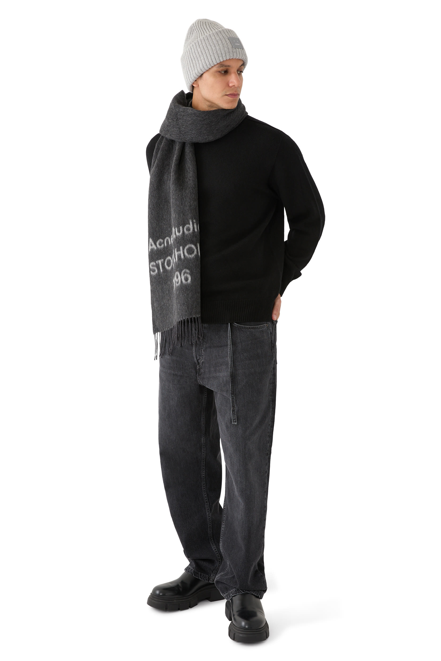 بنطال جينز بقصة فضفاضة