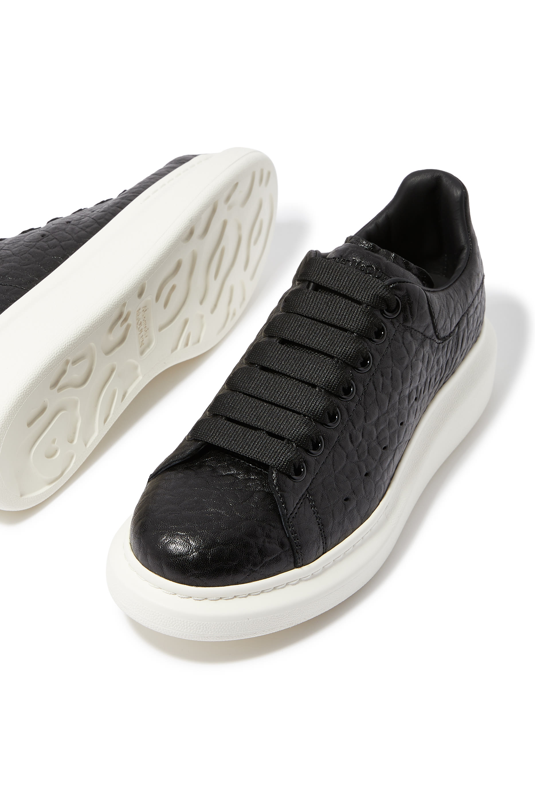 سنيكرز بنعل سميك