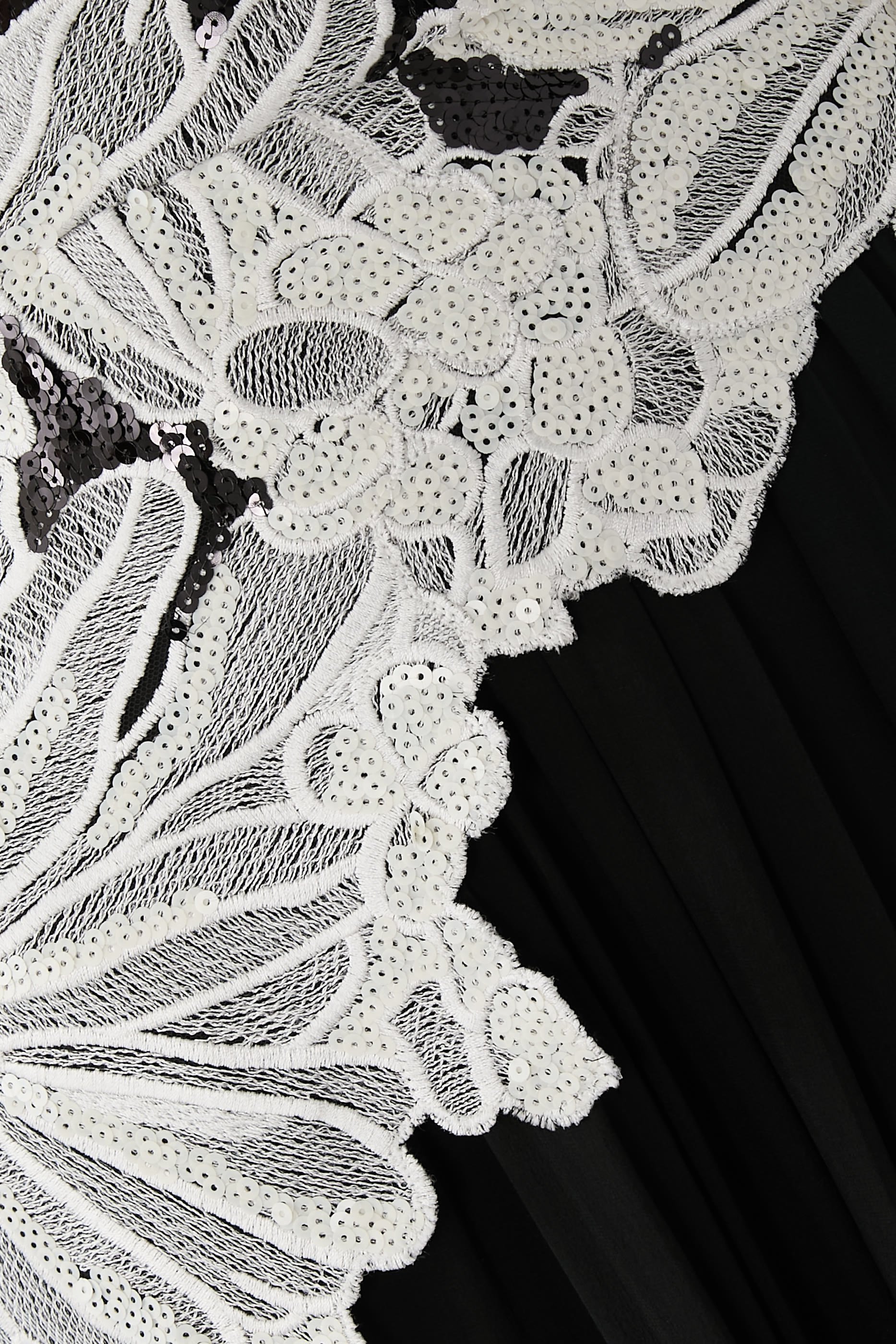 فستان متوسط الطول مطرز بالترتر