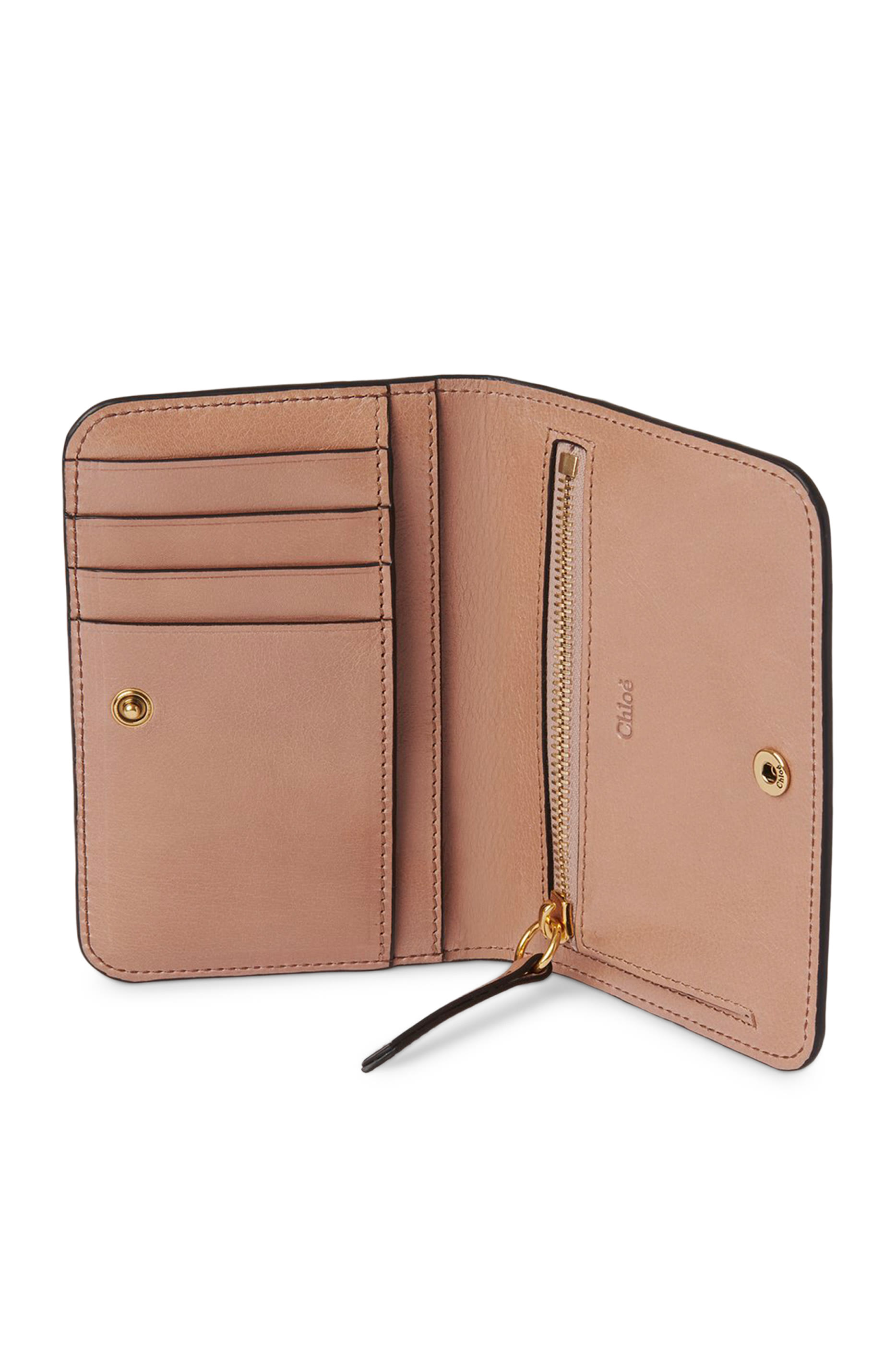 محفظة ثنائية الطي بشعار الماركة جلد لامع