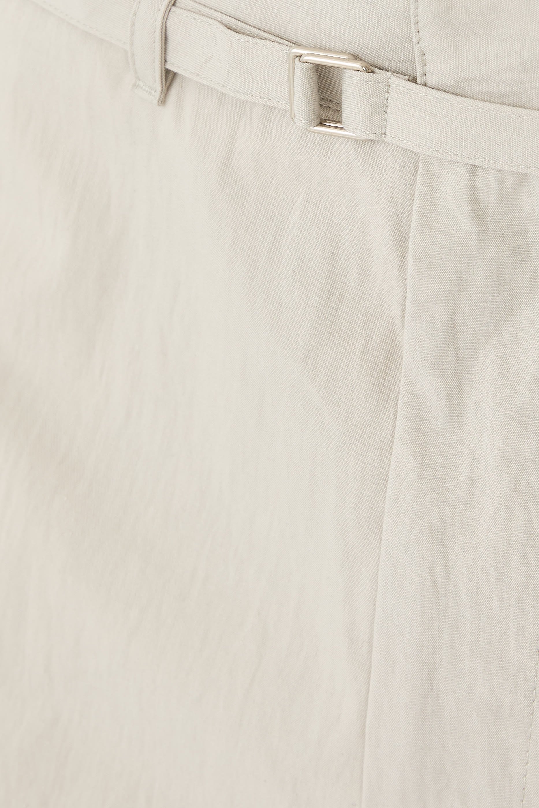 شورت بحزام وتصميم مقوس