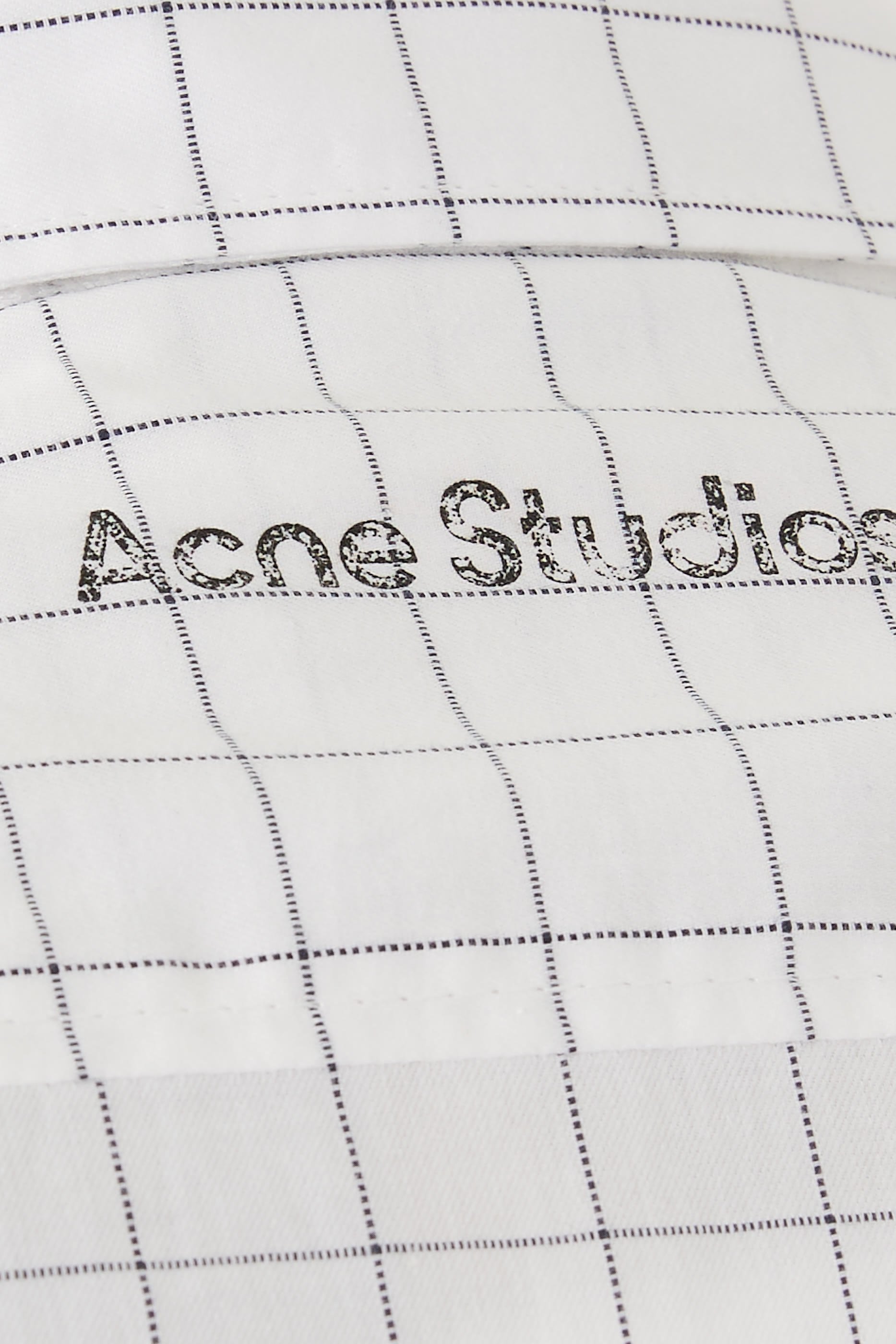 قميص بصف أزرار ونقشة مربعات