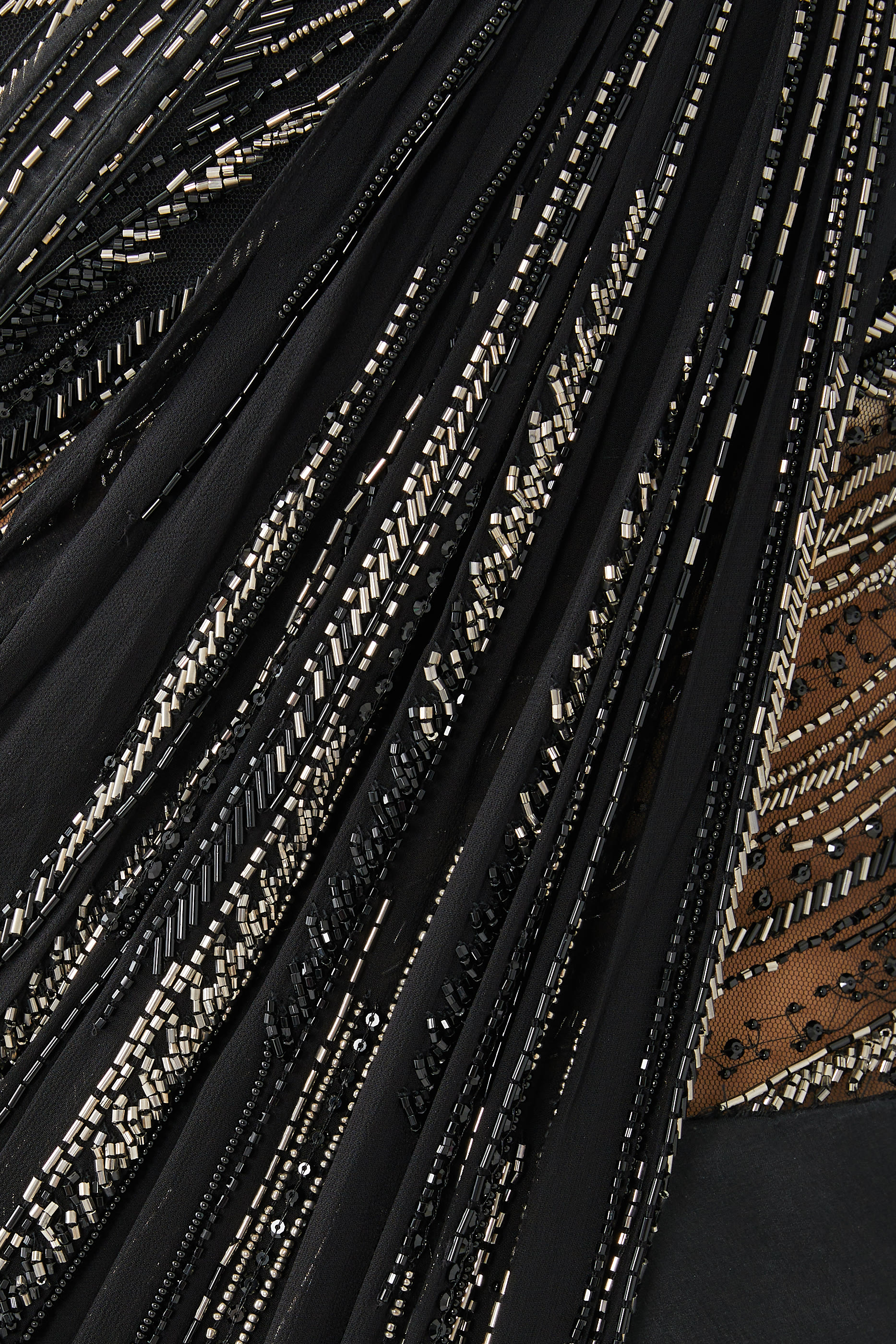 فستان سهرة بكتف واحد وتفاصيل بتصميم ساري