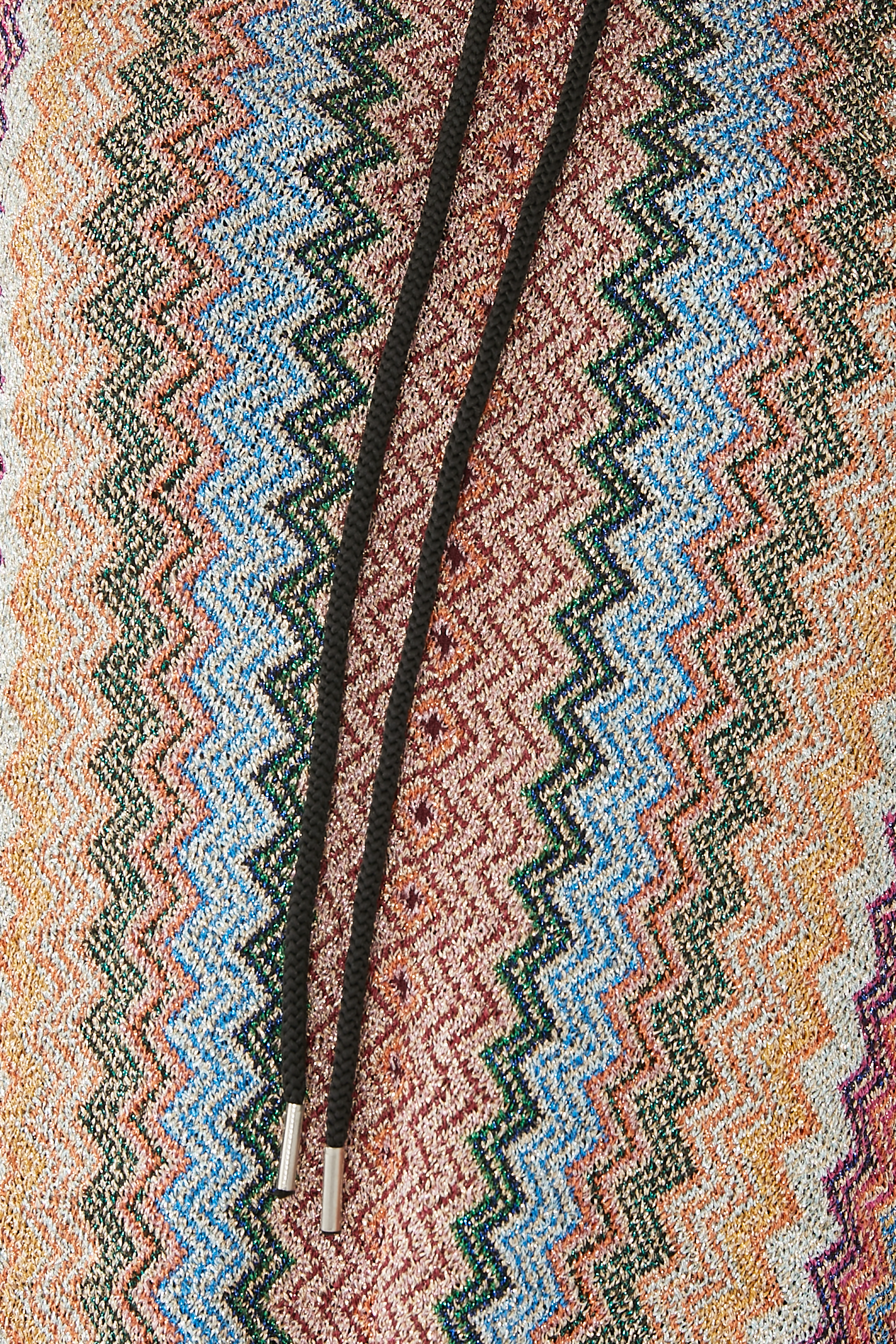 قفطان منسوج بنقشة خطوط متعرجة وغطاء رأس