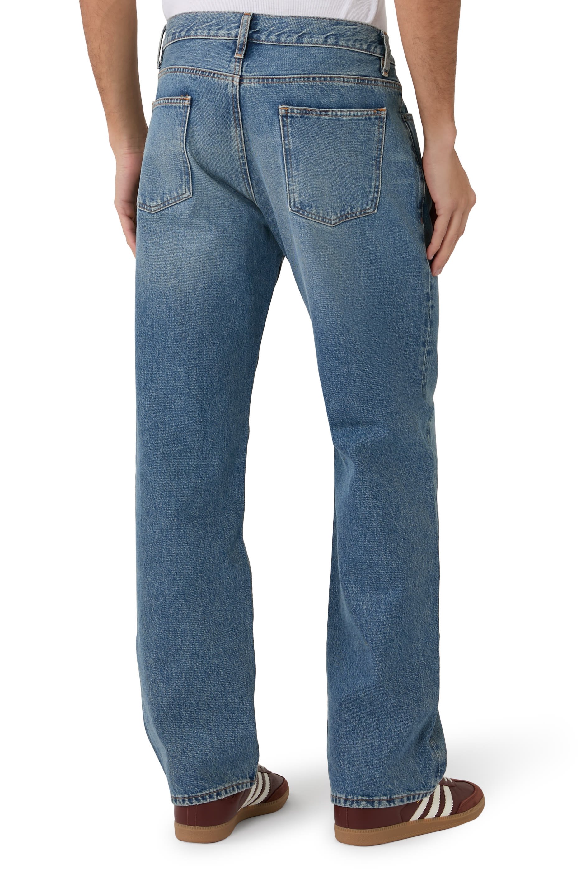 بنطال جينز بقصة مريحة