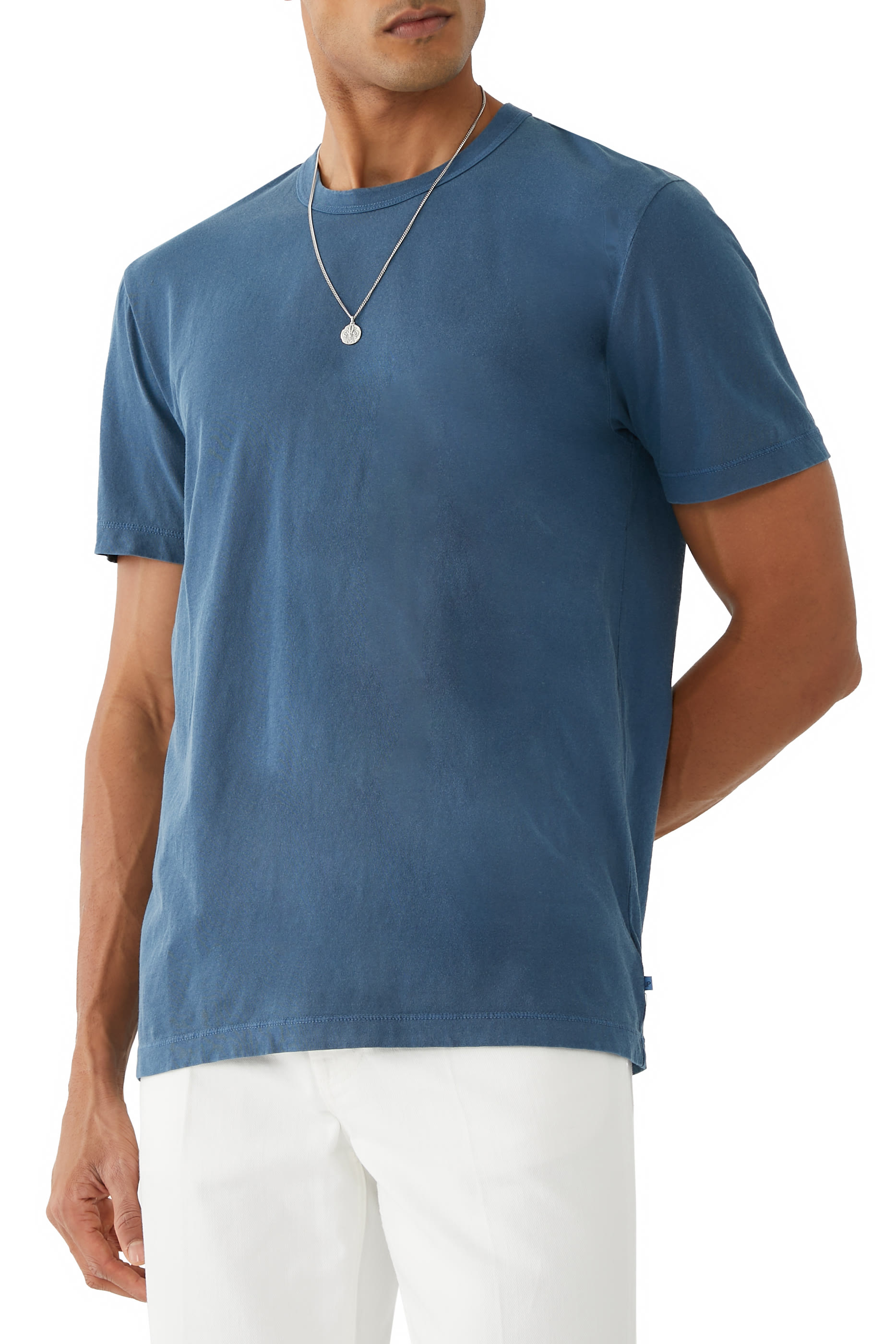 تيشيرت بأكمام قصيرة وياقة ضيقة