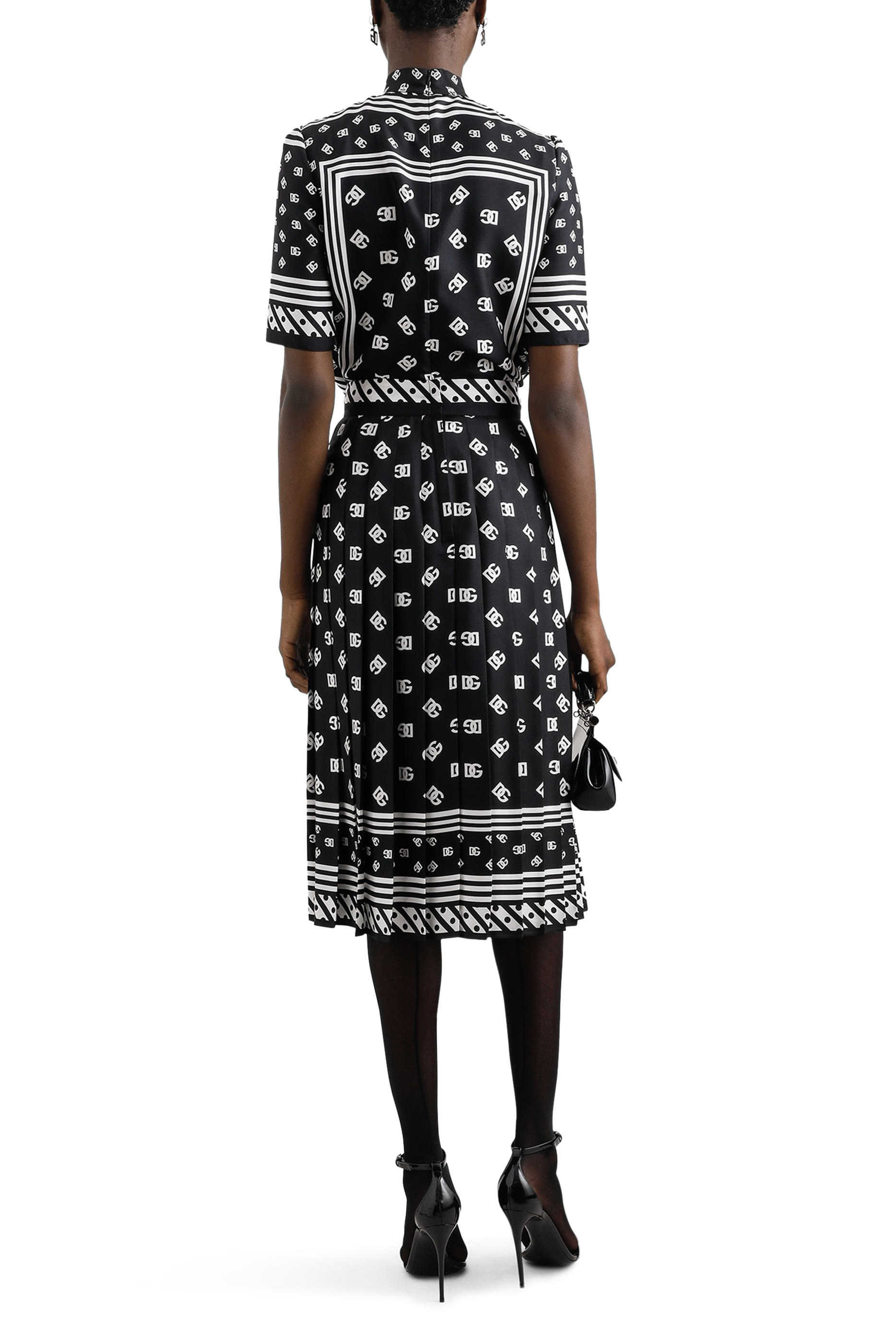 بلوزة بأكمام قصيرة وشعار الماركة حرير