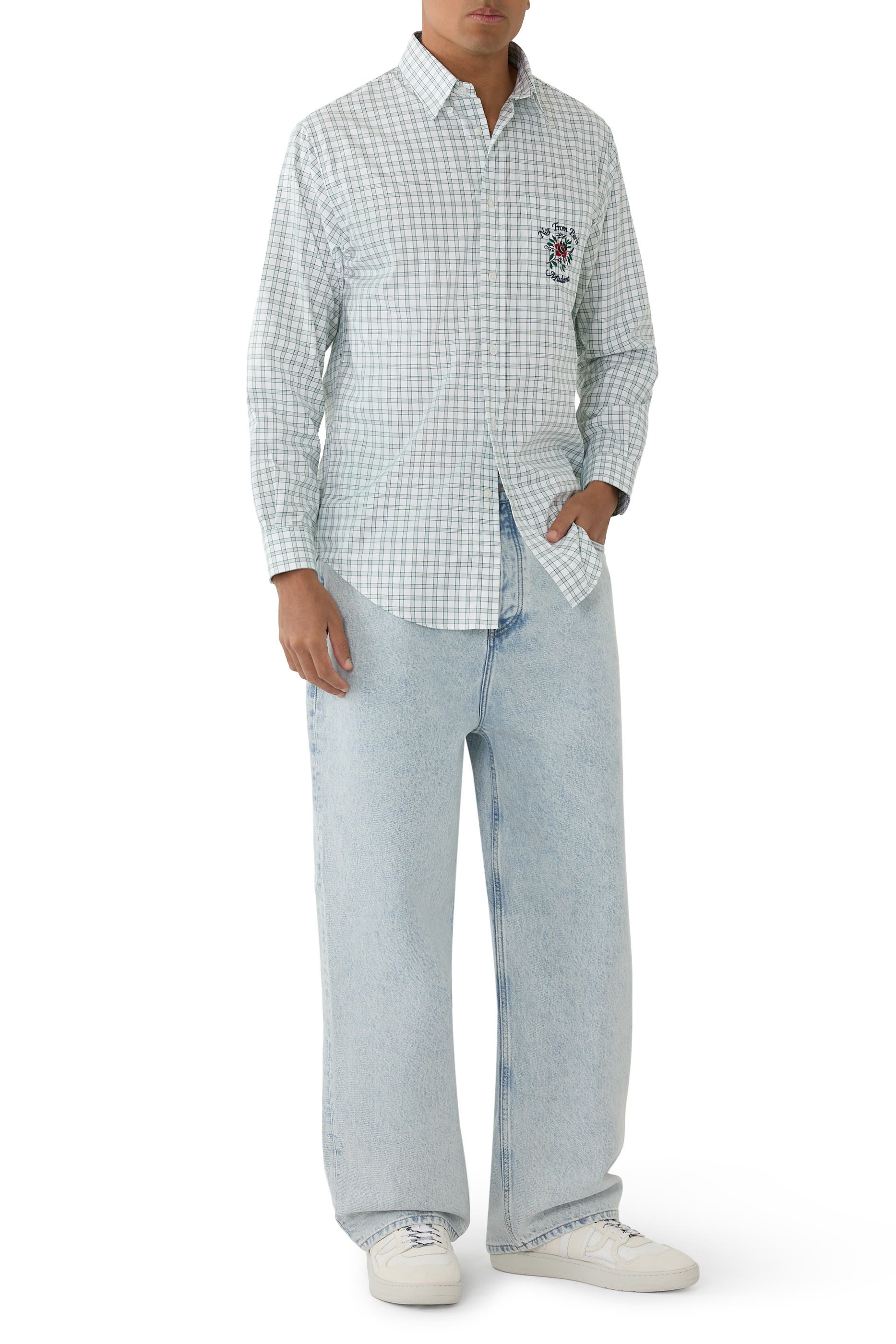 قميص بنقشة مربعات وتطريز شعار الماركة وزهرة