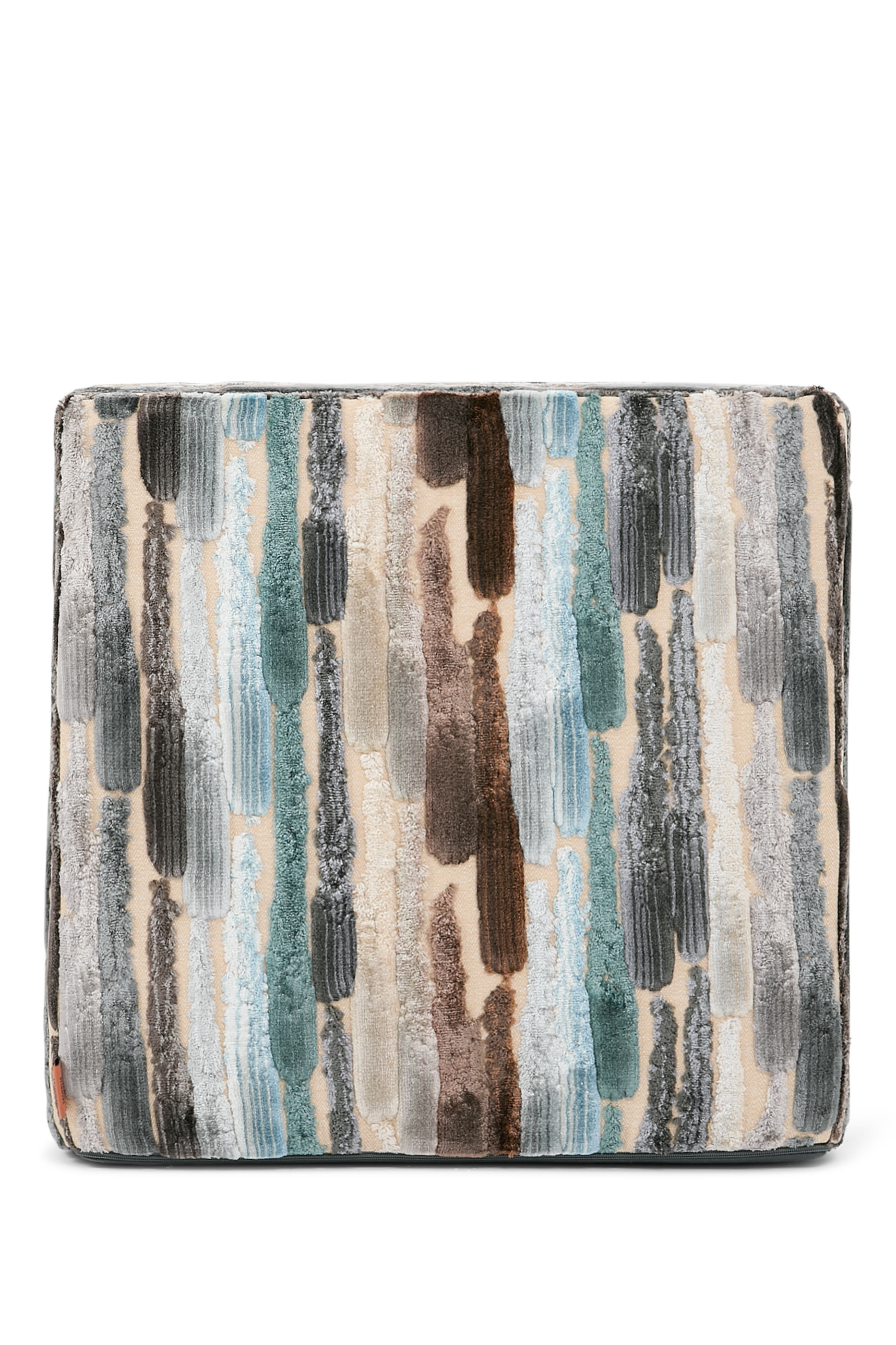 بوف كوميتا 138 بتصميم مكعب 