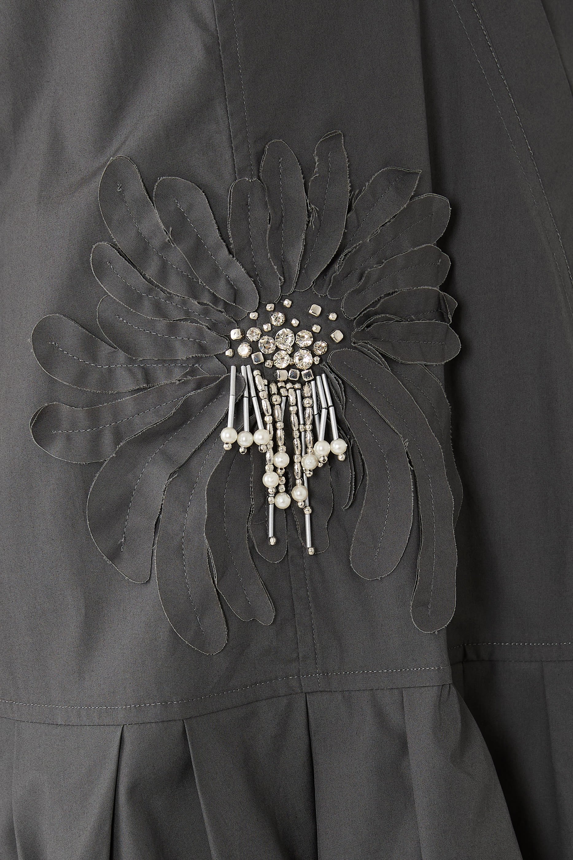 فستان درابيه بلا أكمام بتطريزات زهور بارزة الملمس