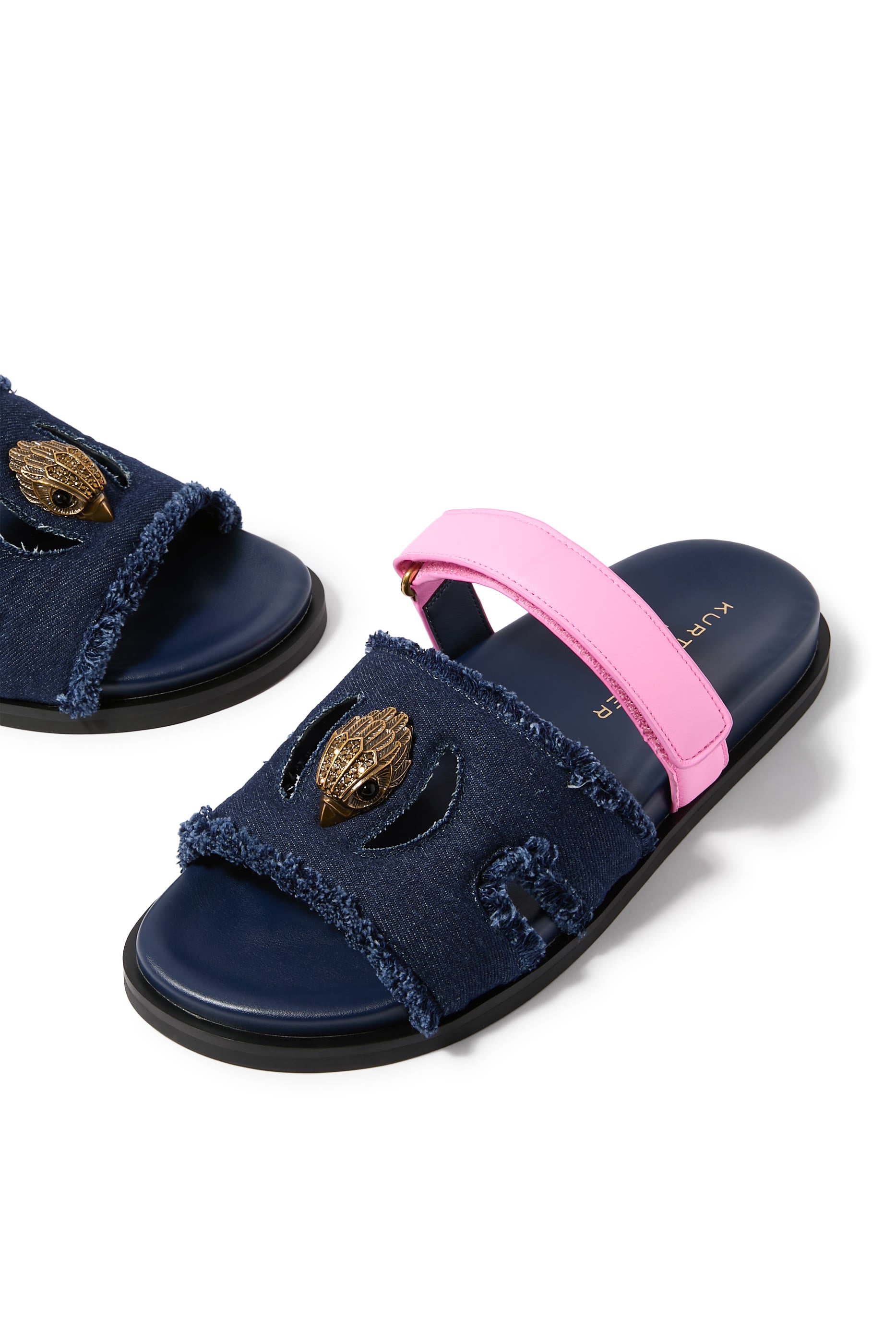 صندل بفتحات مزين بحلية شعار الماركة