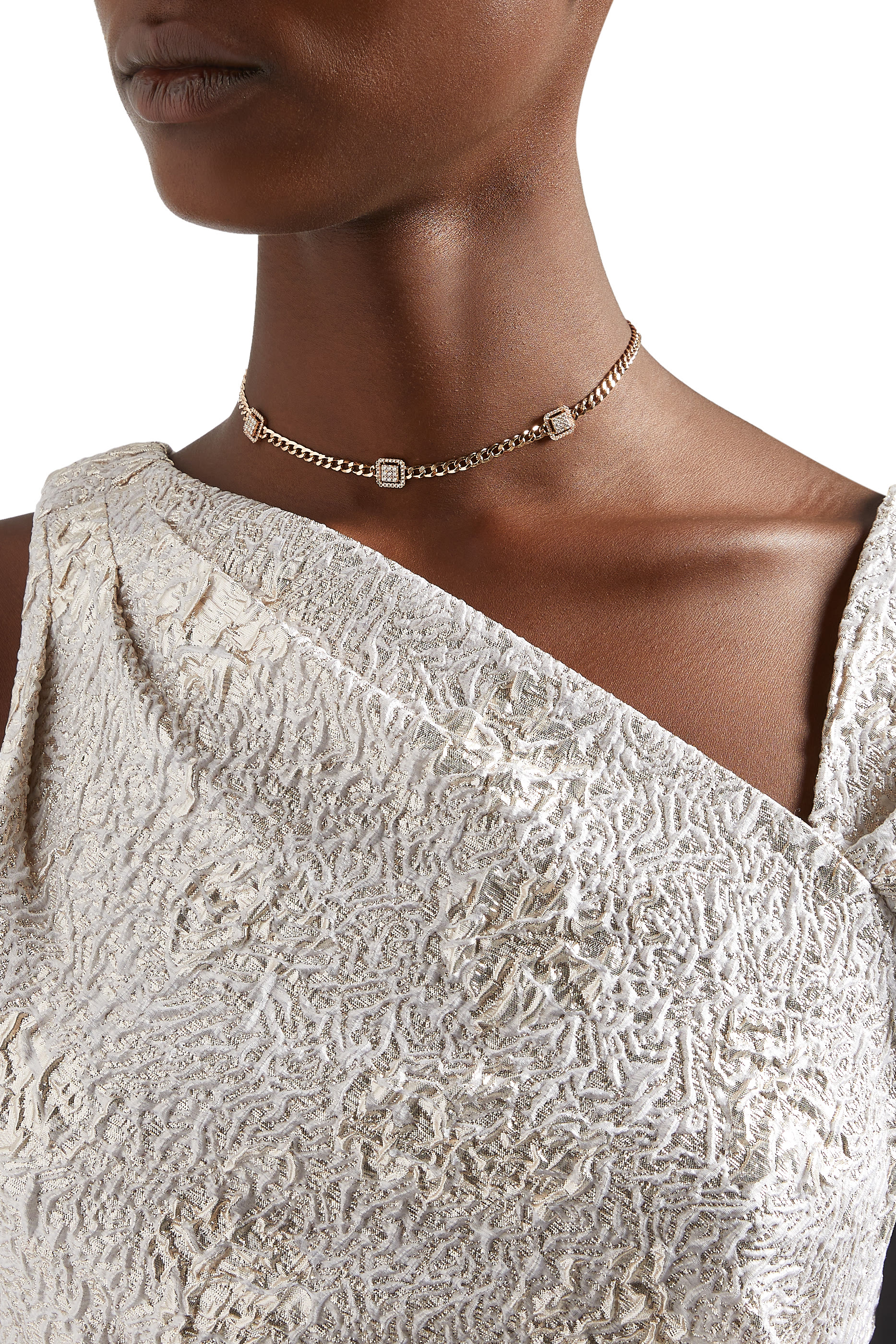 قلادة قوة مرصعة بثلاث ماسات مربعة الشكل، ذهب وردي عيار 18