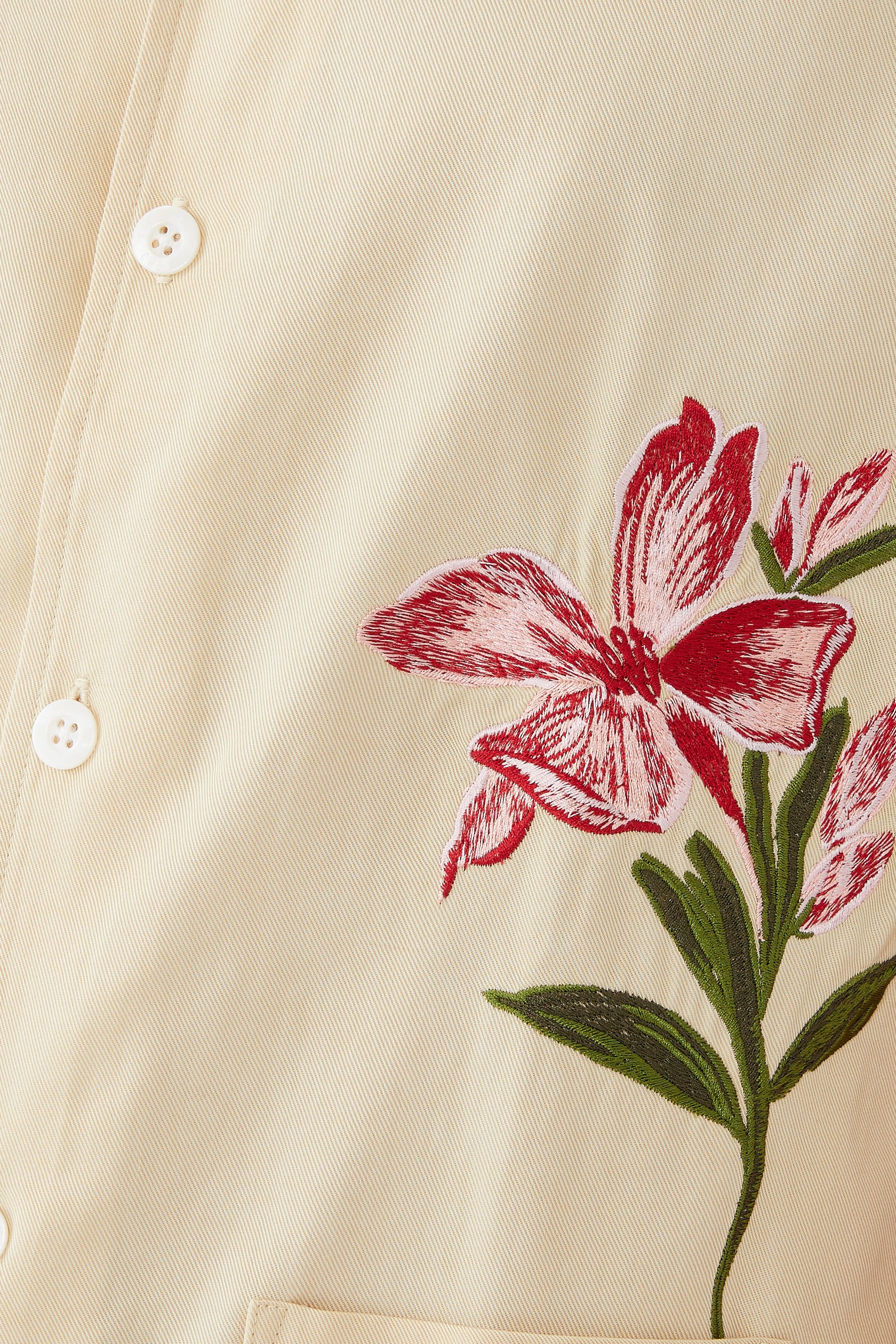 قميص بتطريزات ونقشة زهور