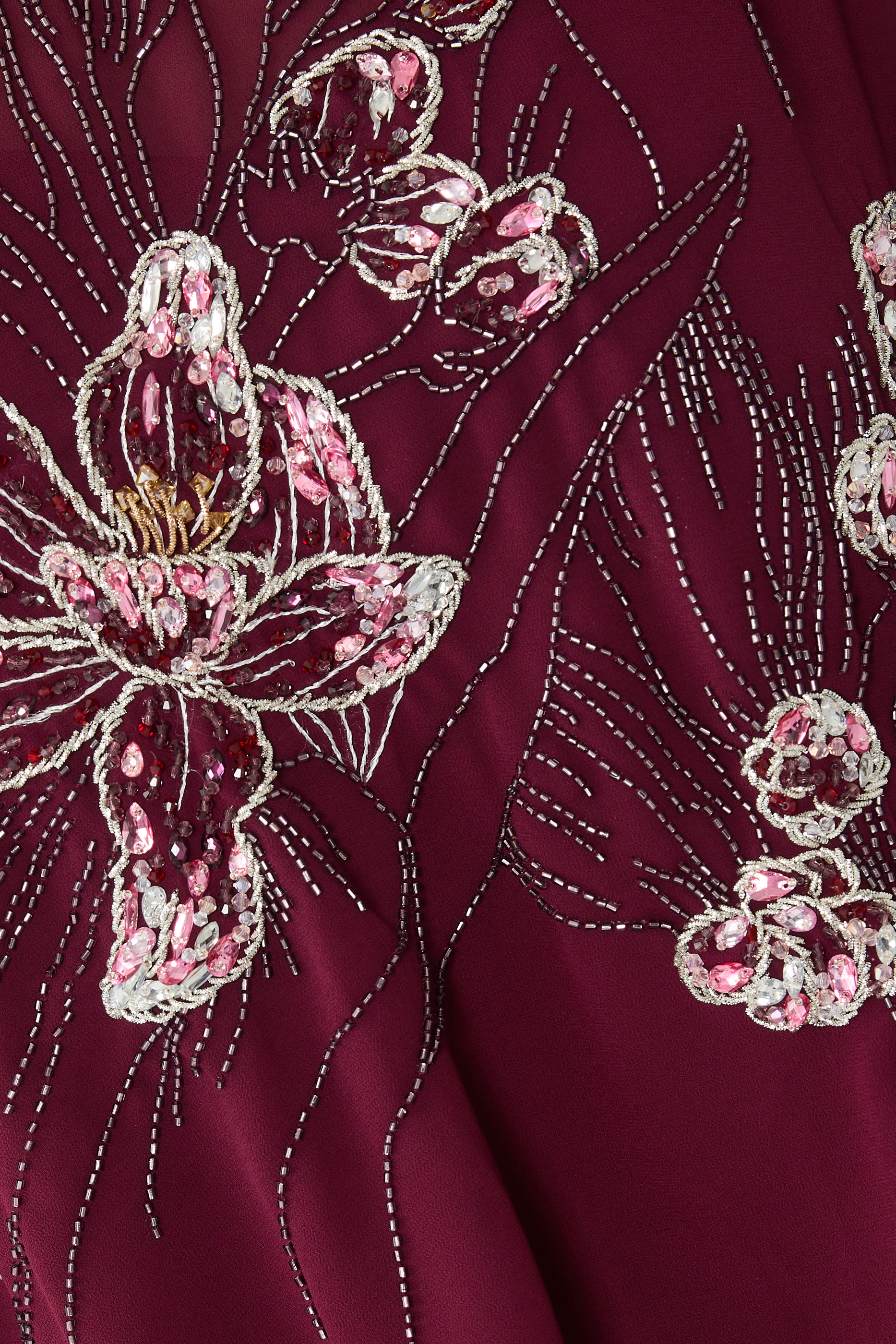 فستان سهرة مطرز بأكمام كاب