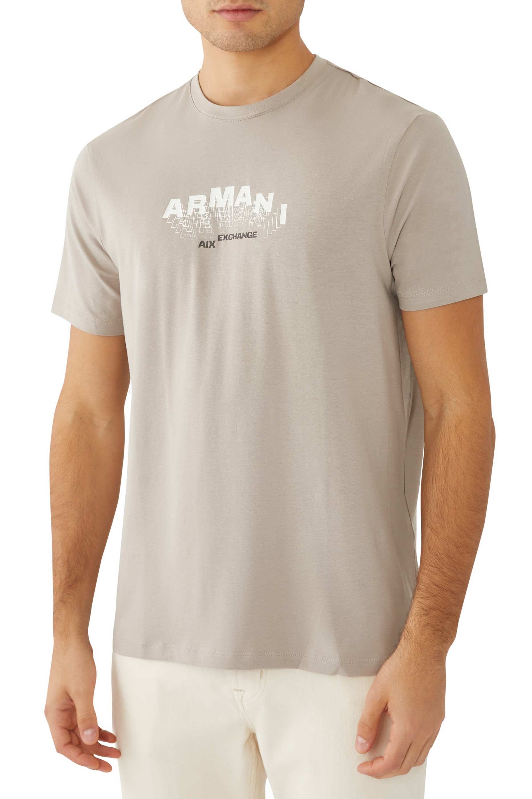 تيشيرت بقصة ضيقة وشعار الماركة بارز الملمس