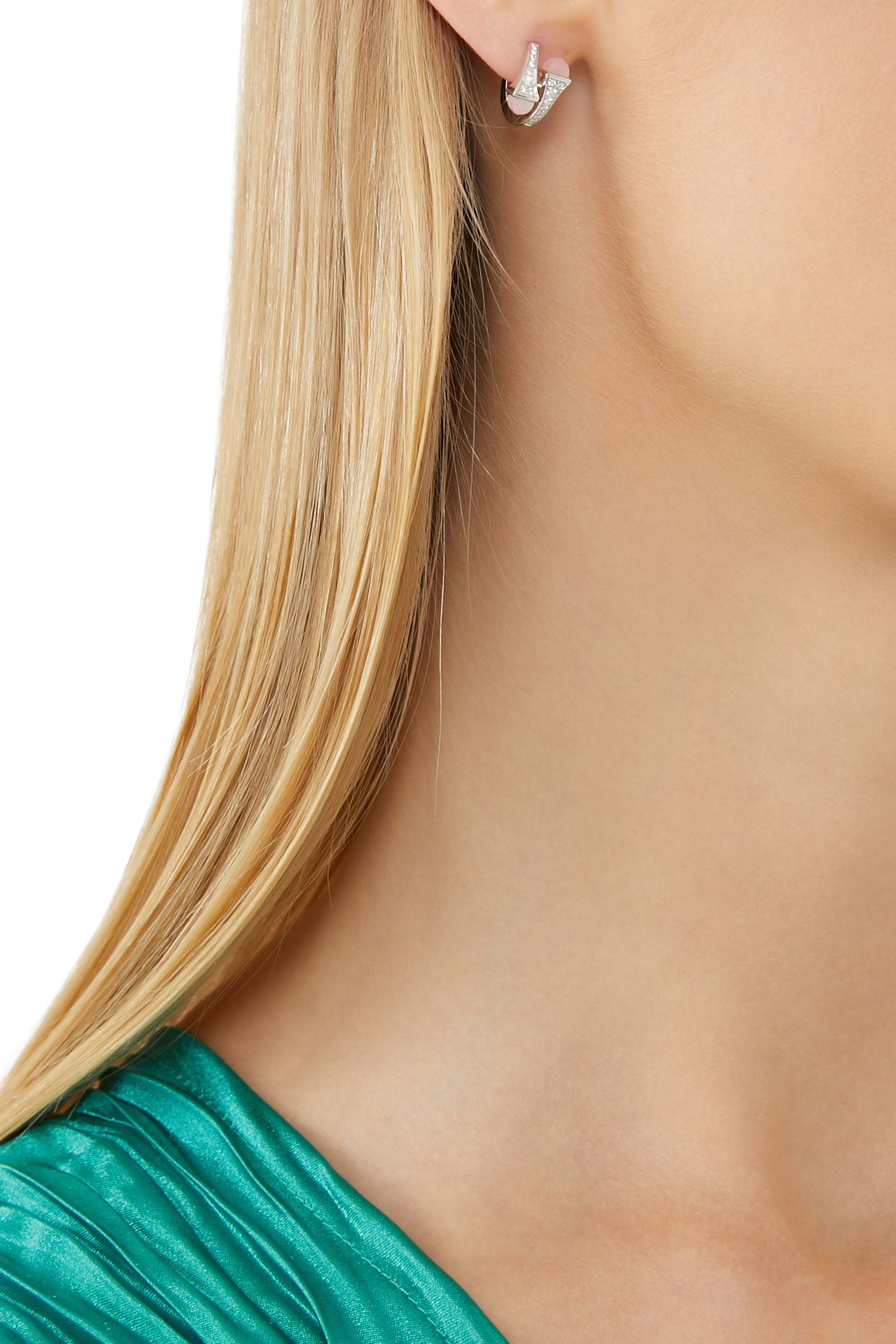 أقراط كليو هاجي مرصعة بماس وكريستال وردي، ذهب أبيض عيار 18