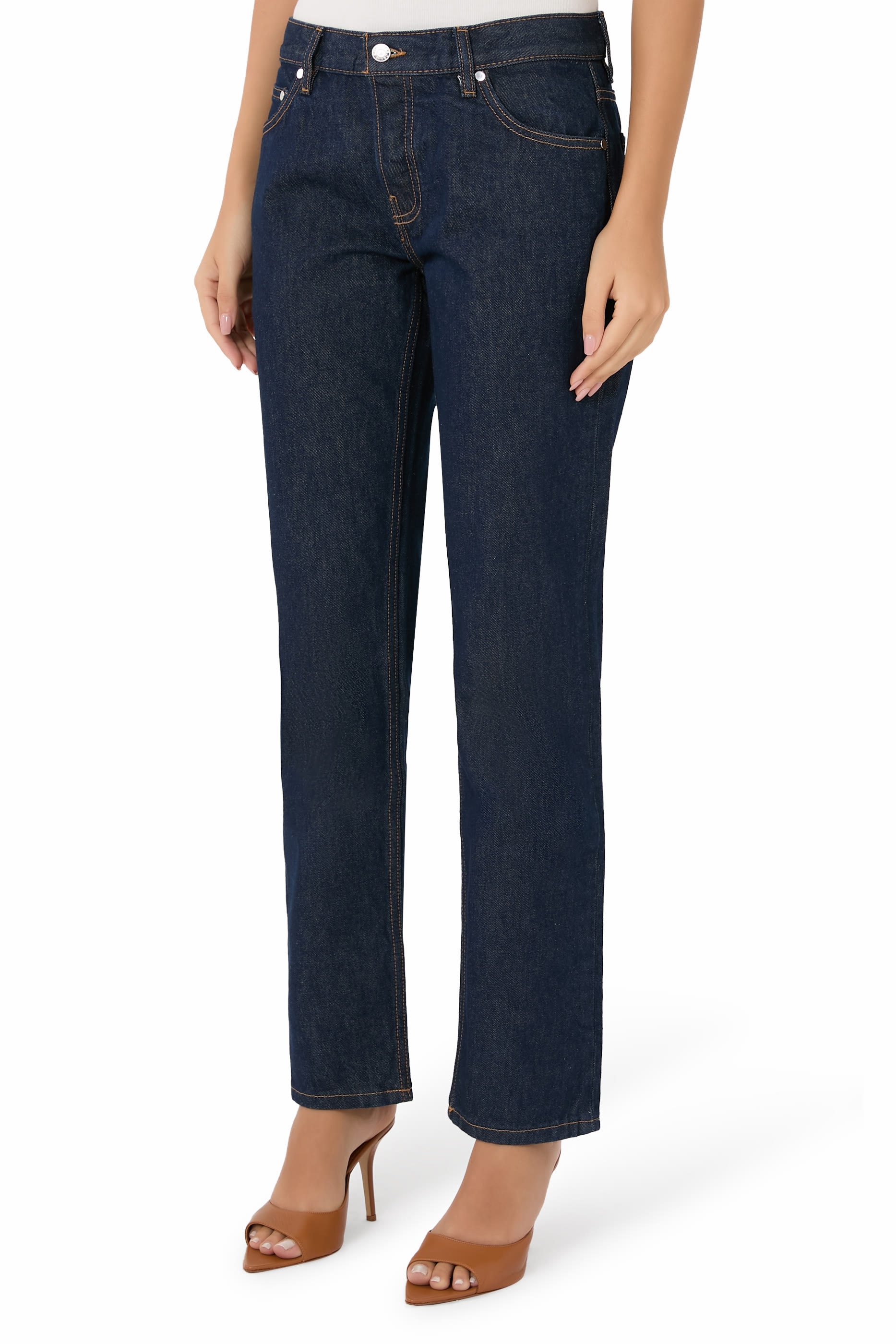 بنطال جينز بقصة ضيقة وخصر منخفض