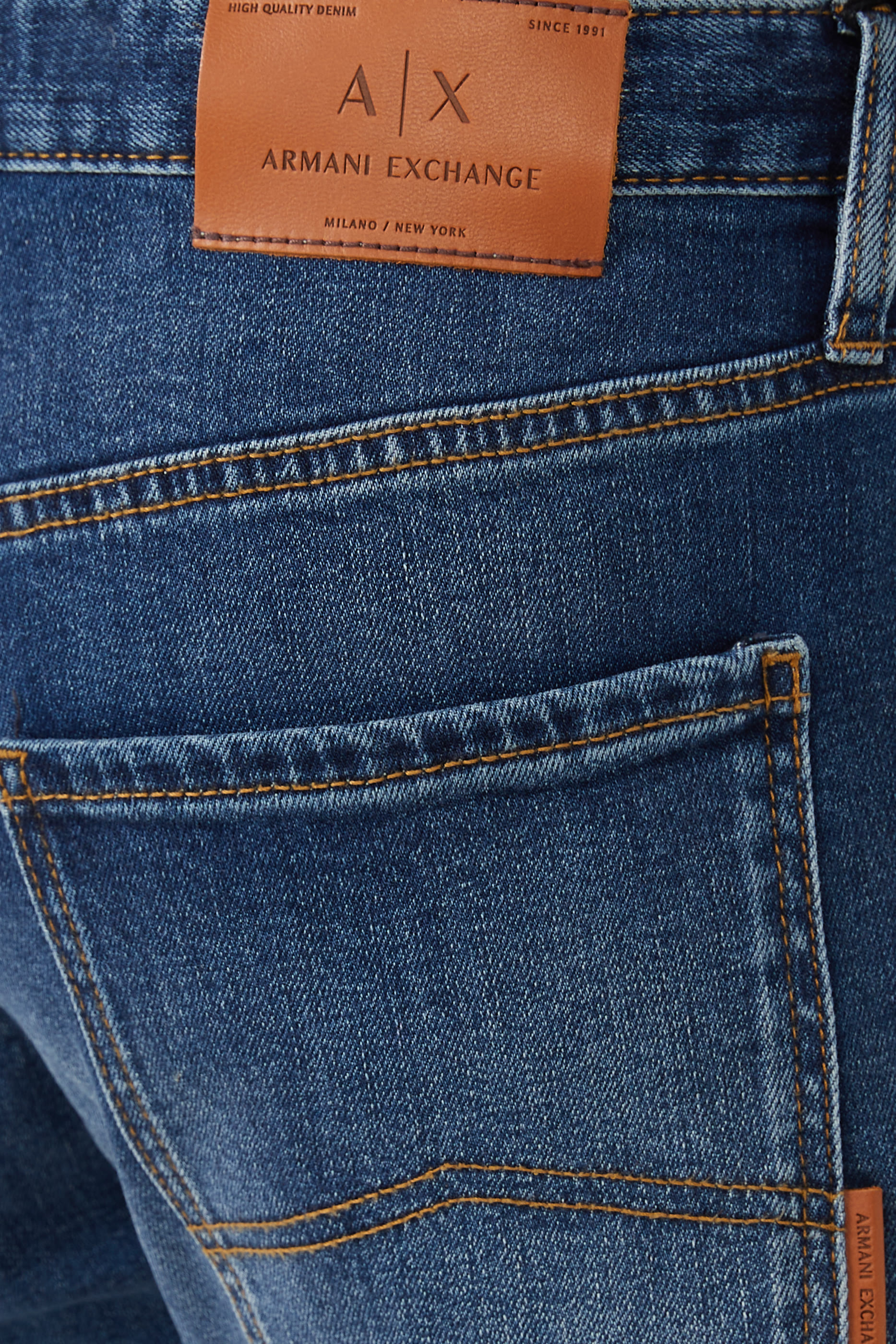 بنطال جينز بقصة ضيقة