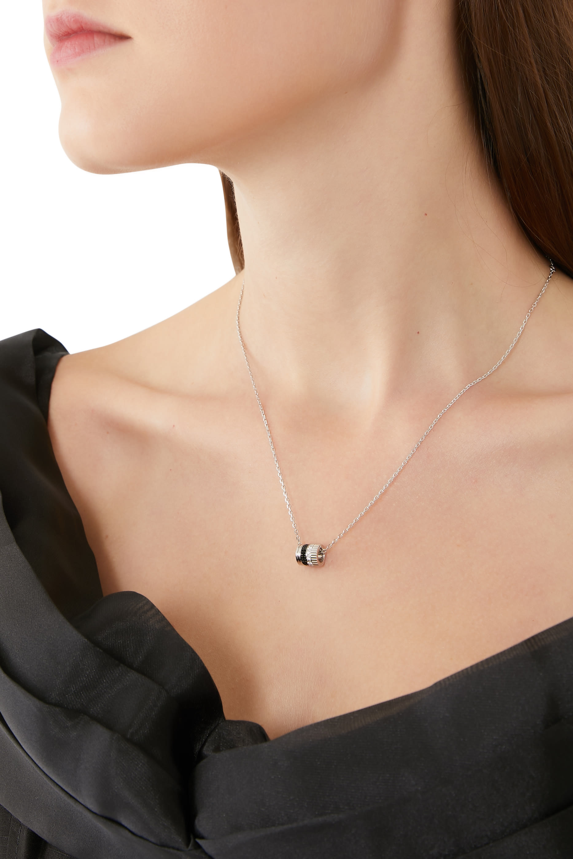 قلادة إصدار كاتر بحلية صغيرة مزينة بالماس وبي في دي أسود ذهب أبيض عيار 18