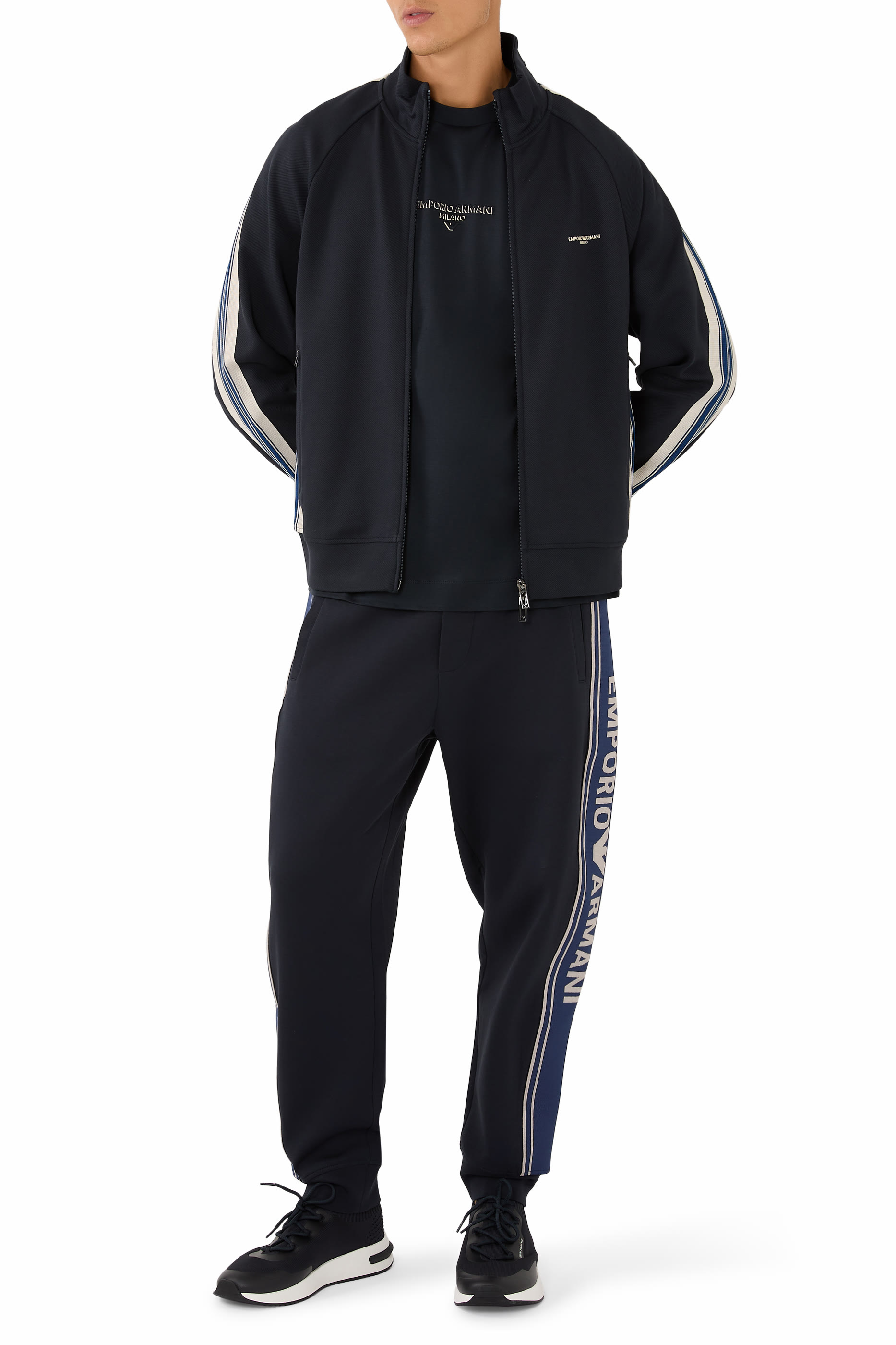 تيشيرت بأكمام قصيرة وشعار الماركة