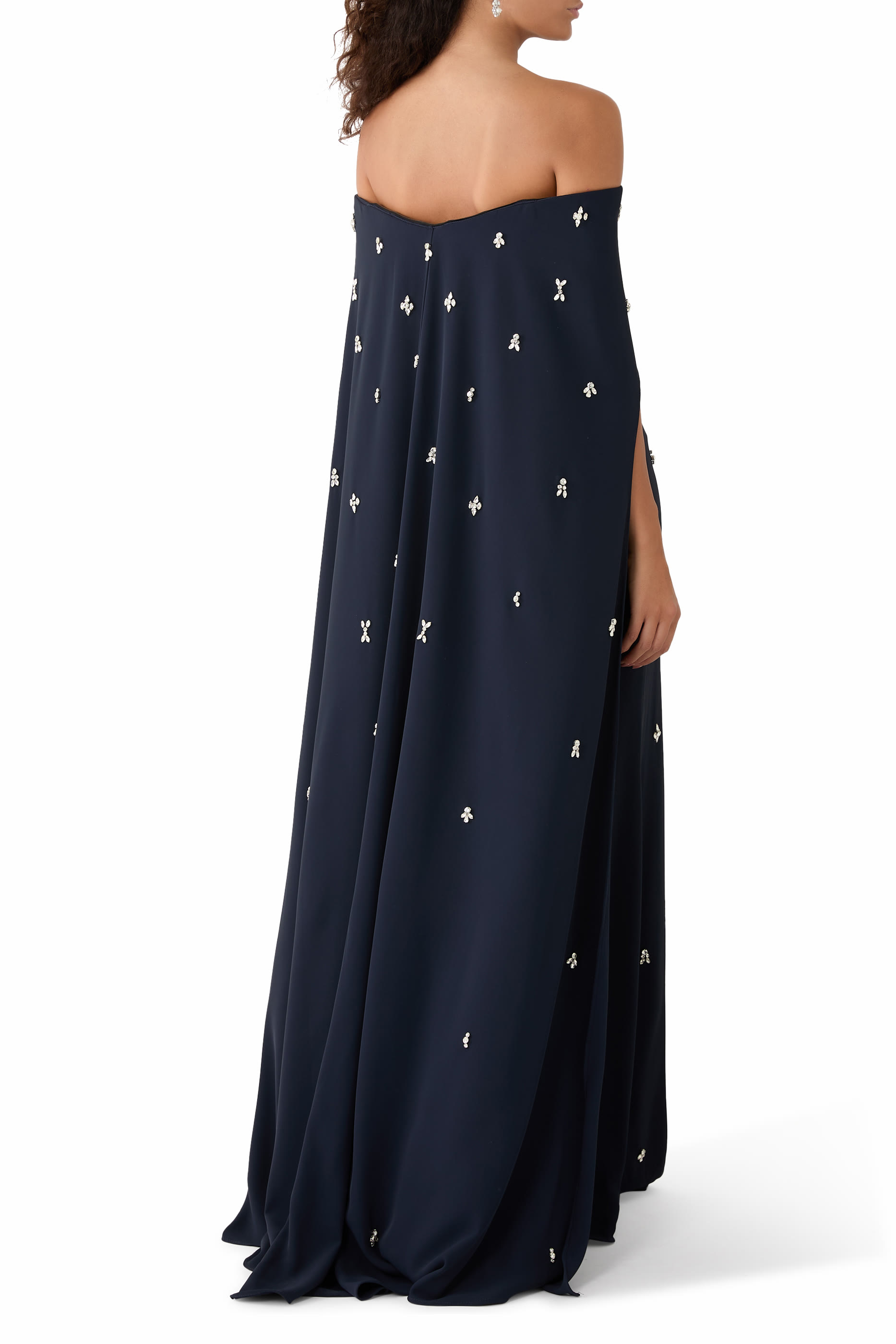 فستان بأكتاف مكشوفة وكاب