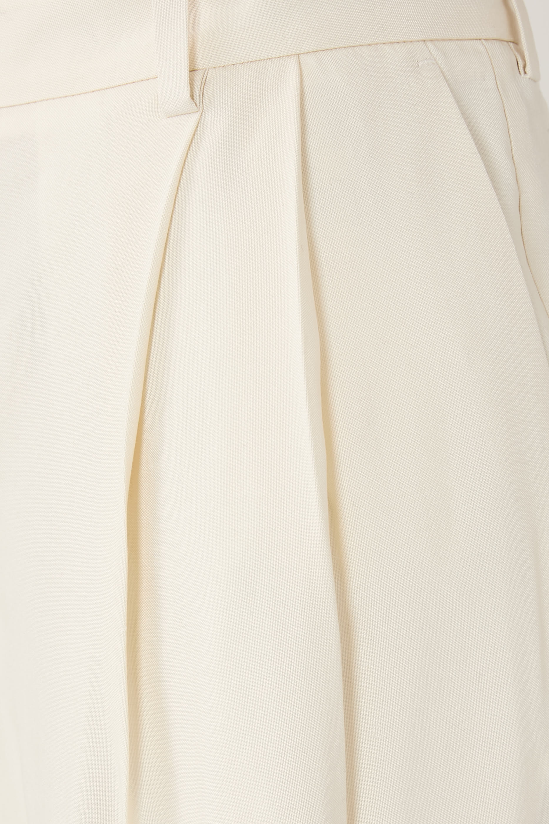 بنطال جارديروب بقصة انسيابية وطيتين