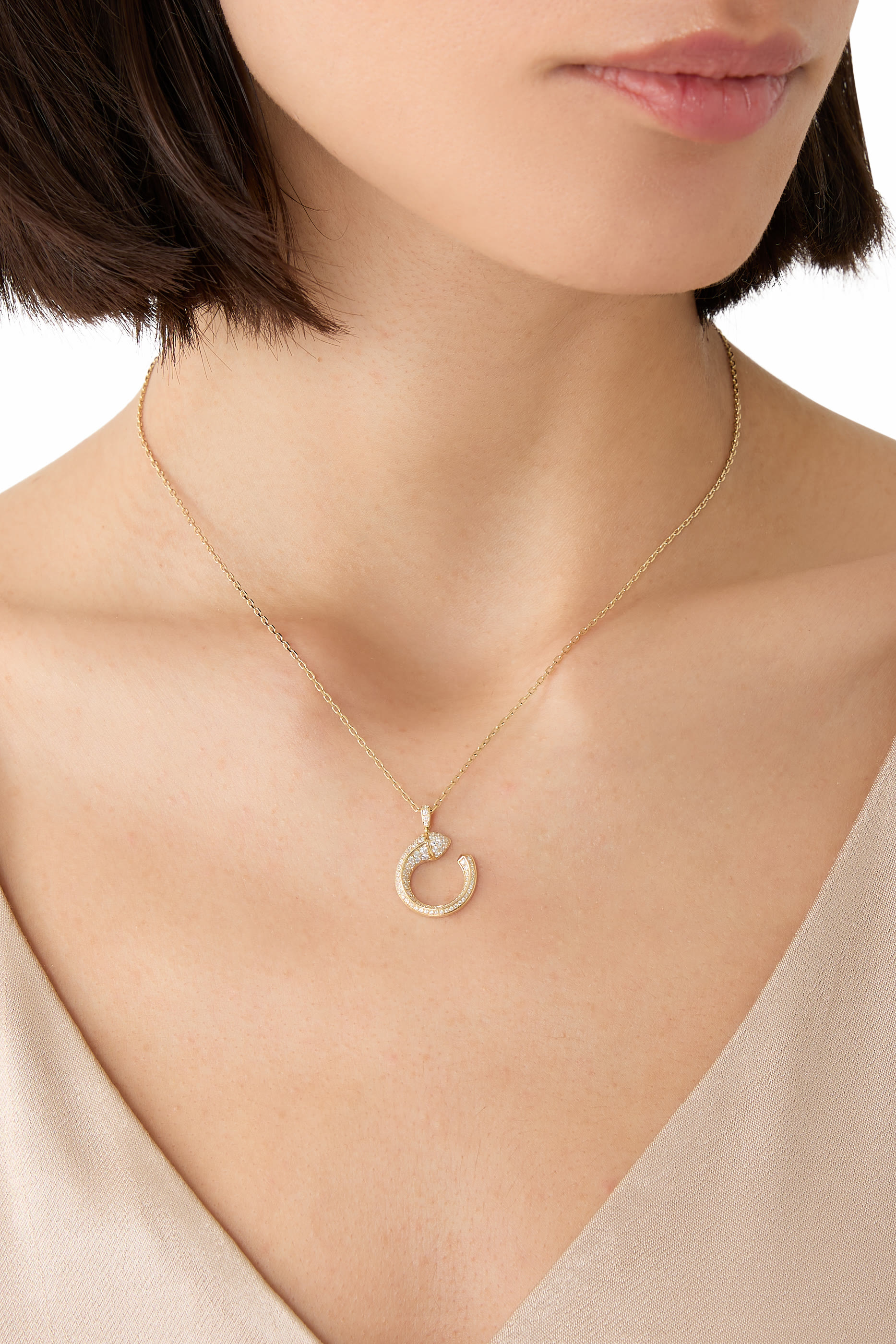 قلادة كليو فينوس بدلاية مرصعة بالماس ذهب أصفر عيار 18