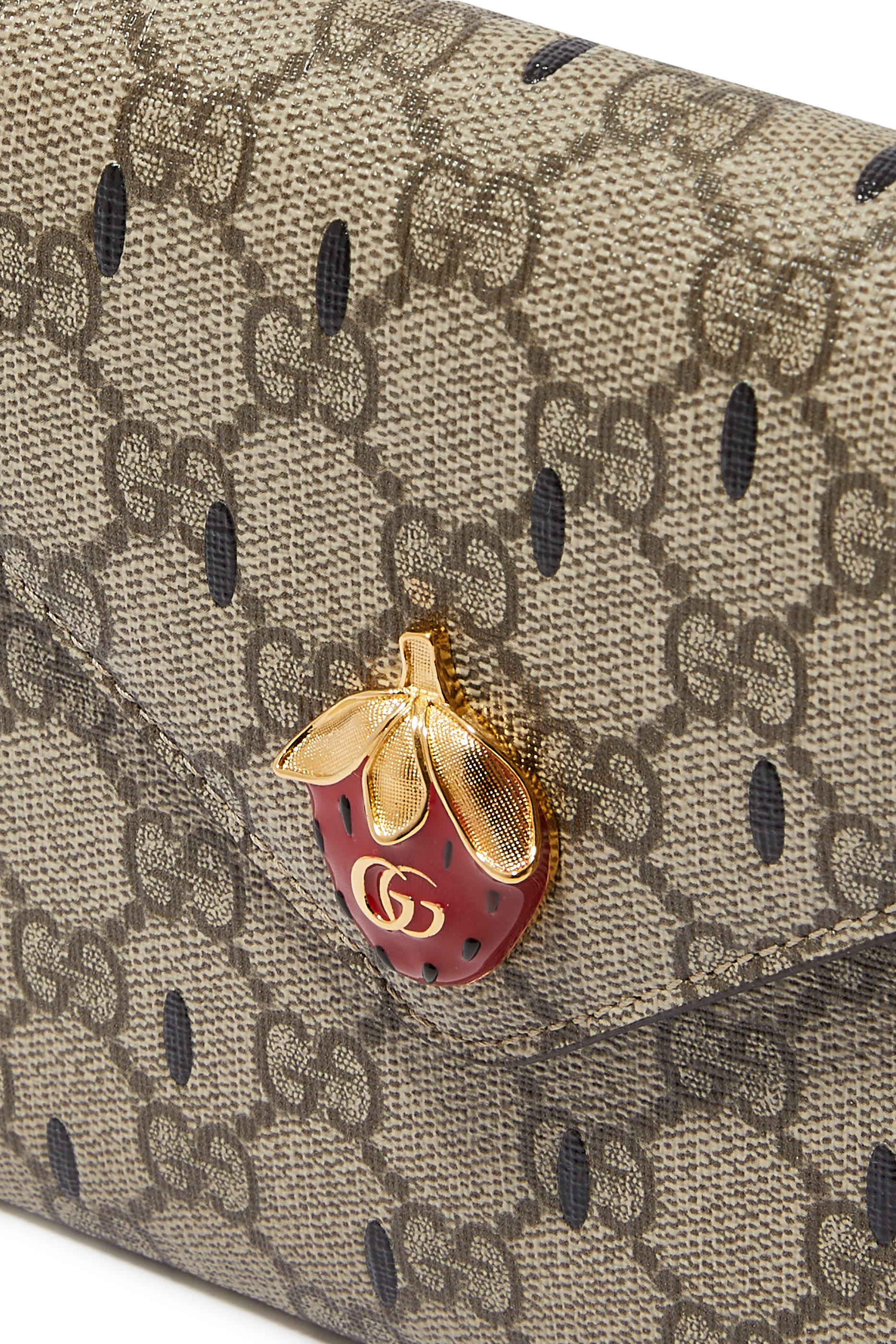 حقيبة صغيرة بحلية فراولة محفورة بشعار GG