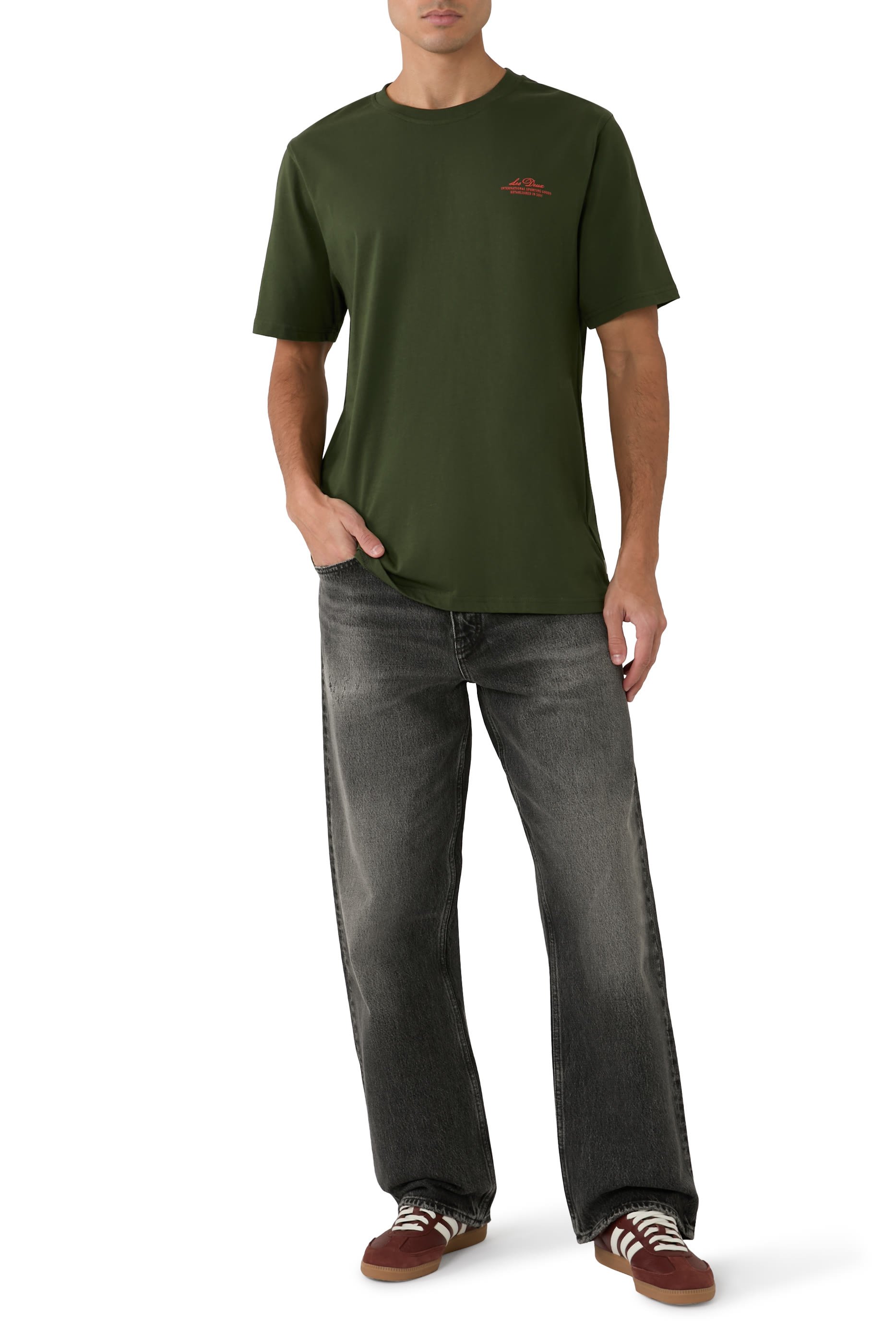 بنطال جينز بقصة واسعة