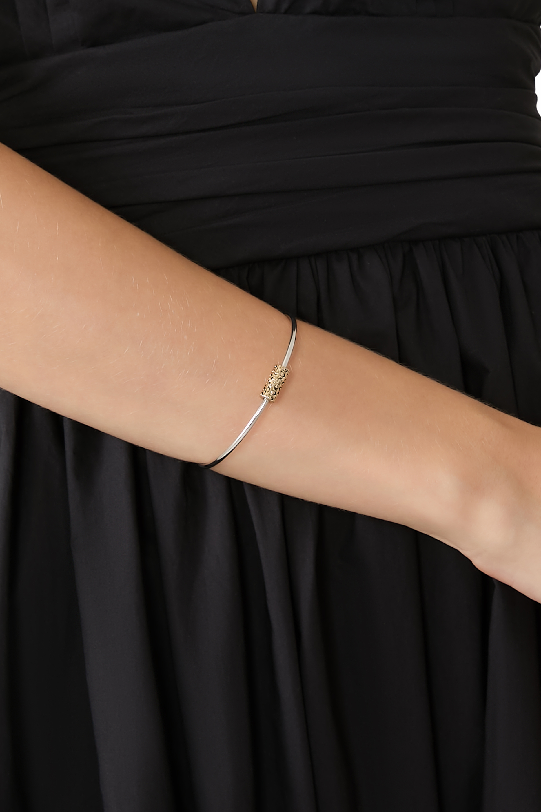 سوار مفتوح بخرزة محفورة بشعار الماركة المبطن وأحجار زركونيا مكعبة، نحاس مطلي