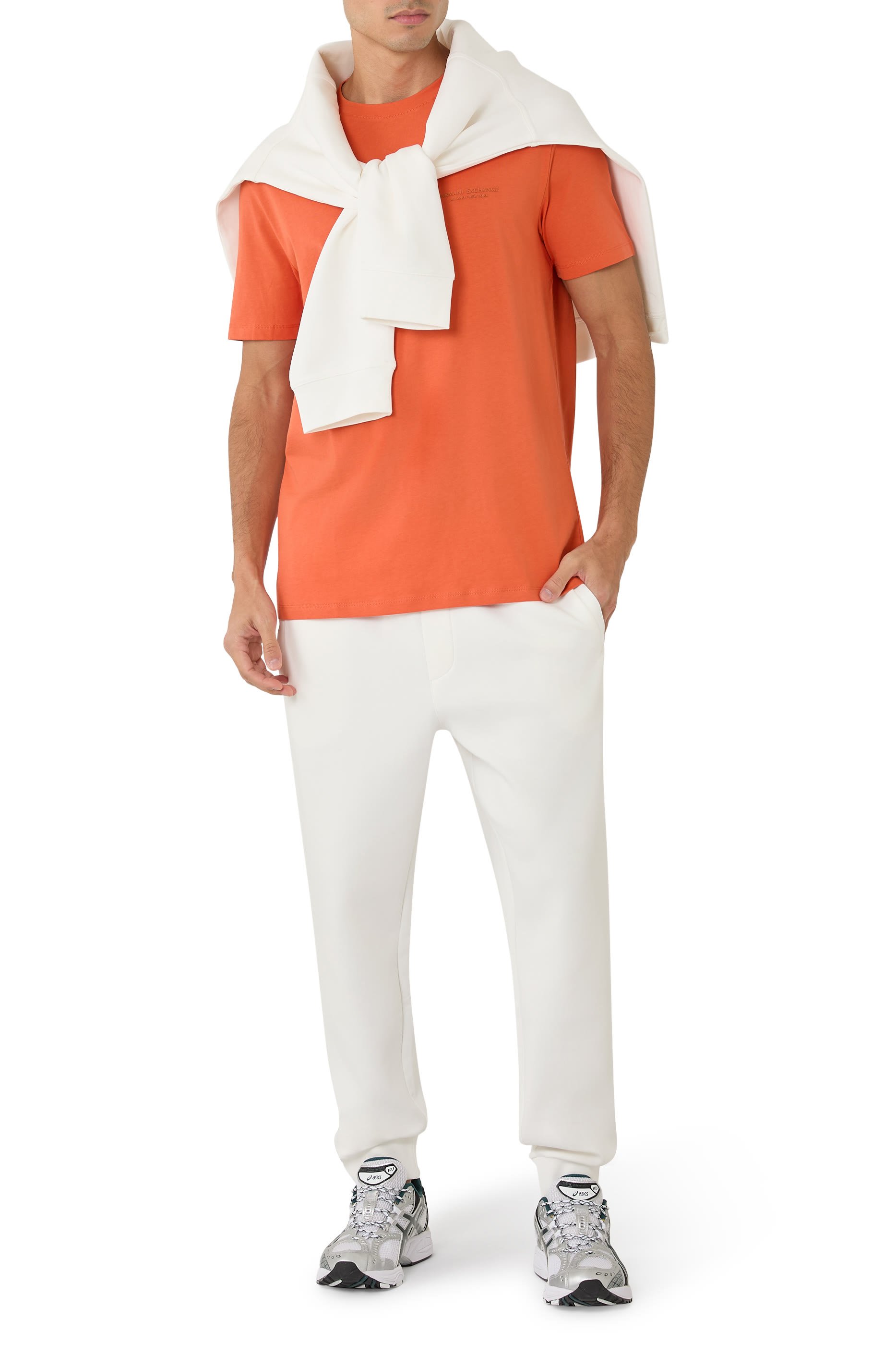 تيشيرت بقصة عادية وشعار الماركة