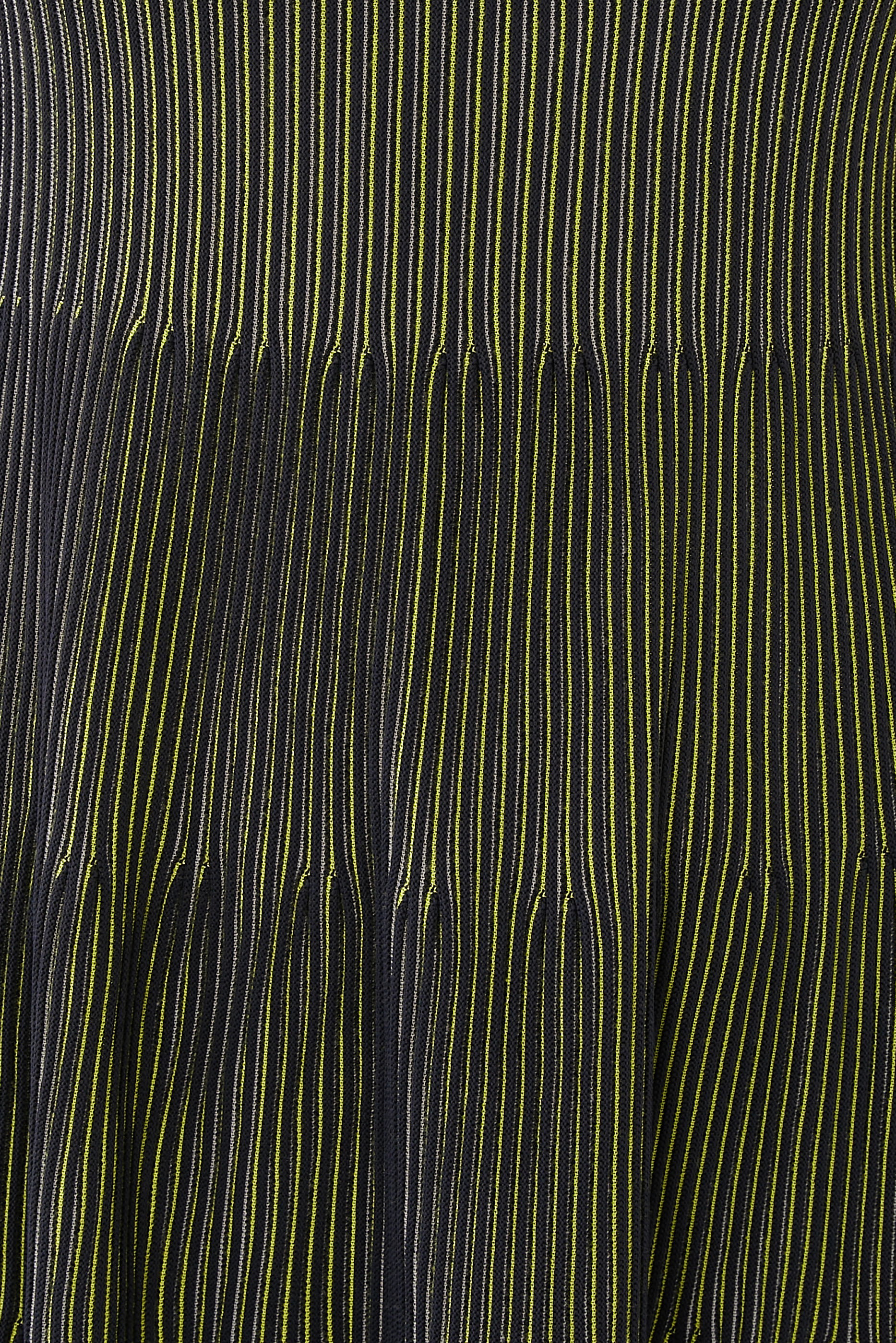 فستان مخطط متوسط الطول بطيات