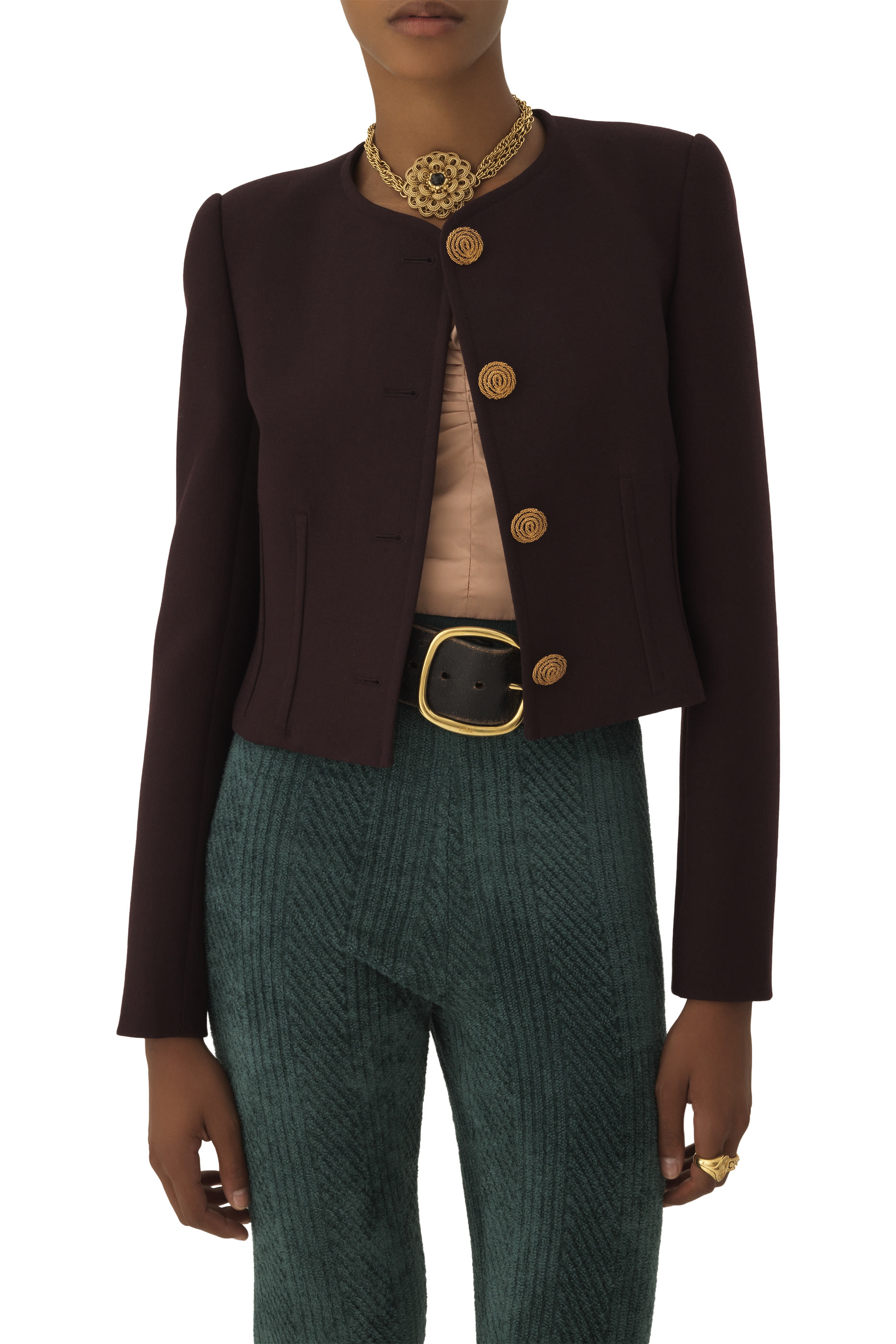 جاكيت قصير بلا ياقة