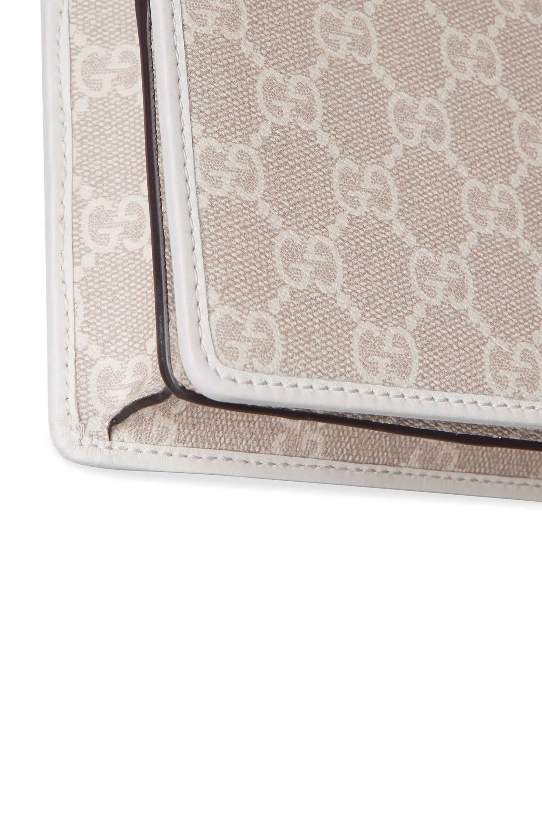 حقيبة صغيرة جدا بنقشة حروف شعار الماركة