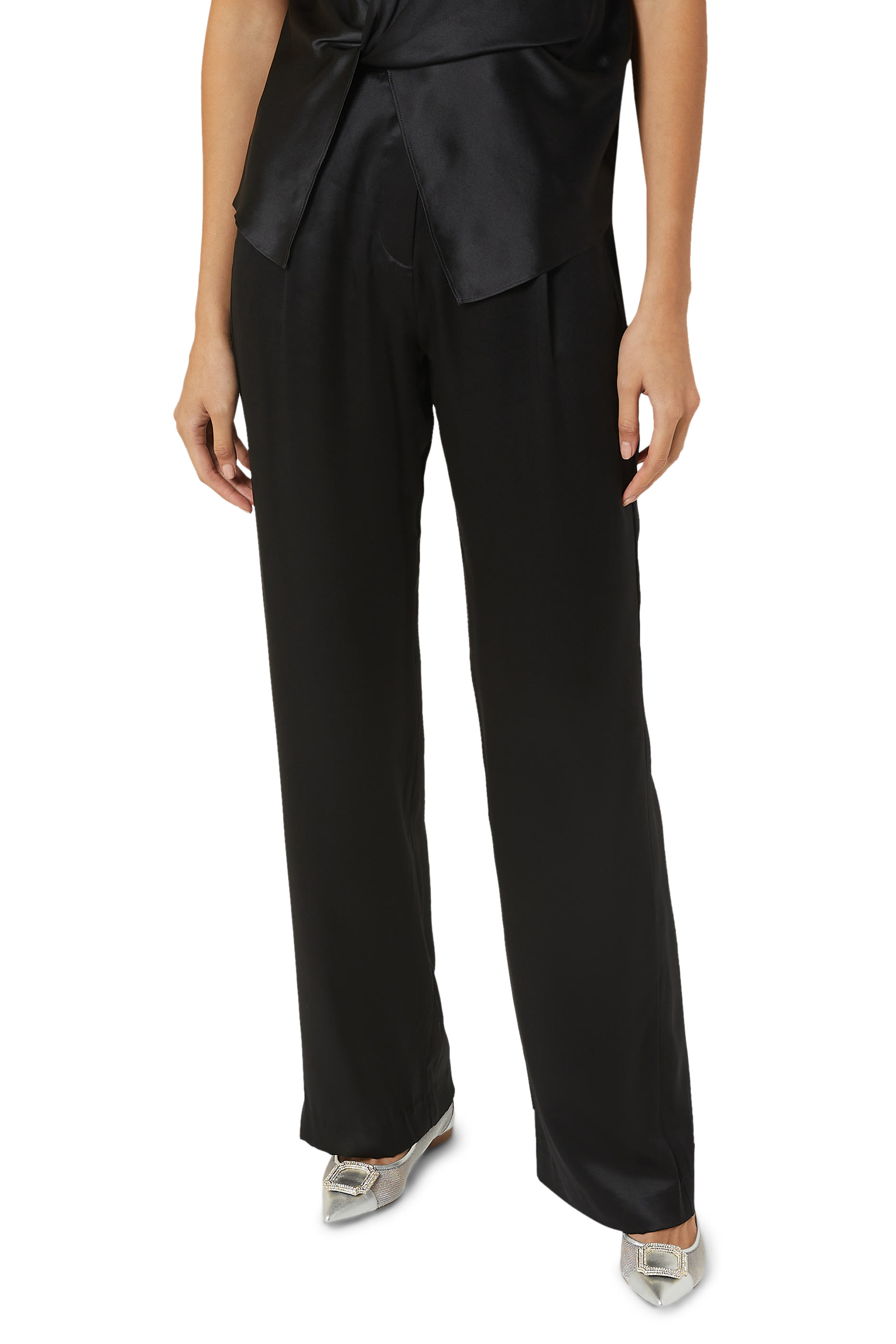 حذاء كلاسيكي بمقدمة مدببة وكعب مسطح