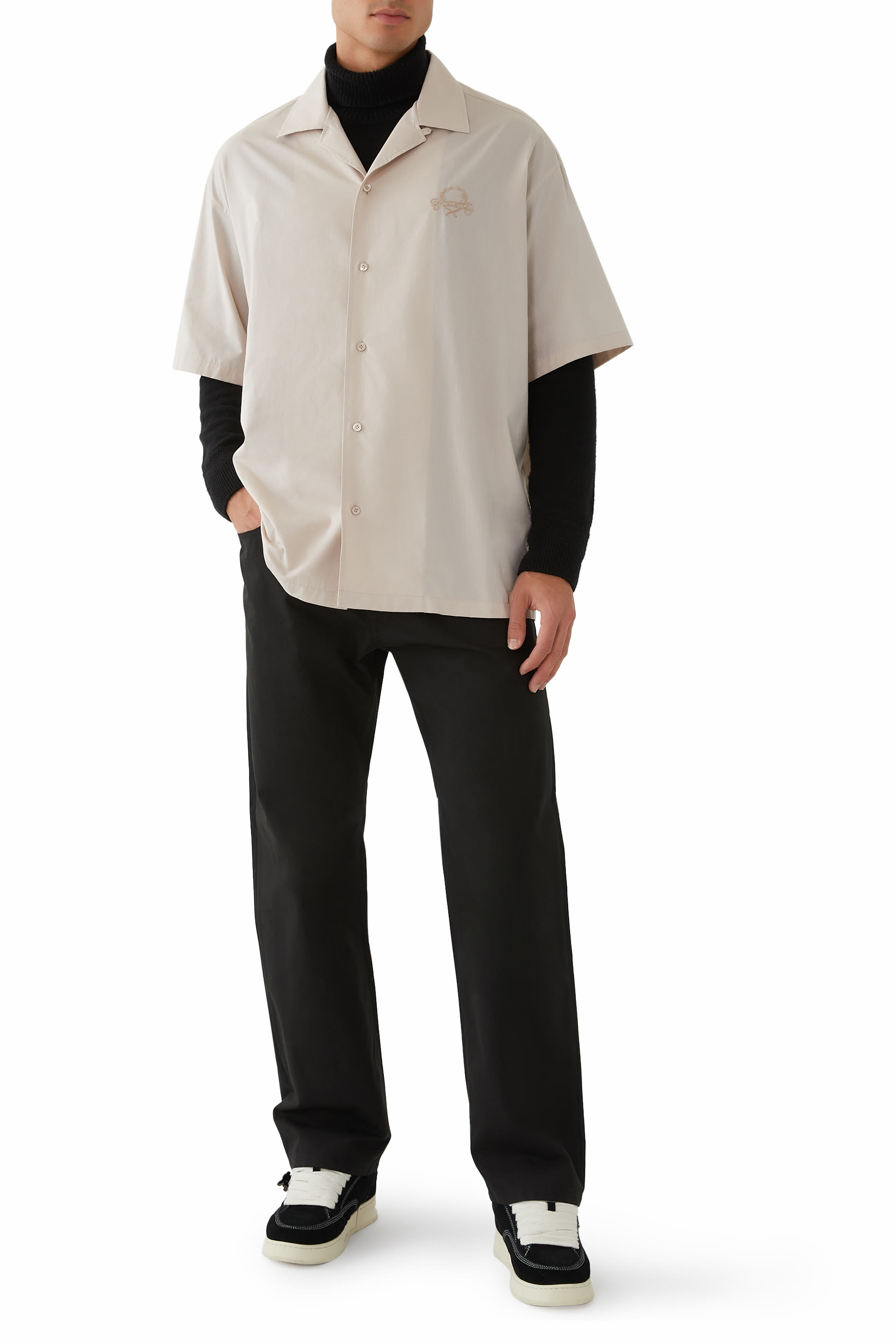 قميص بأكمام قصيرة مطرز بشعار الماركة