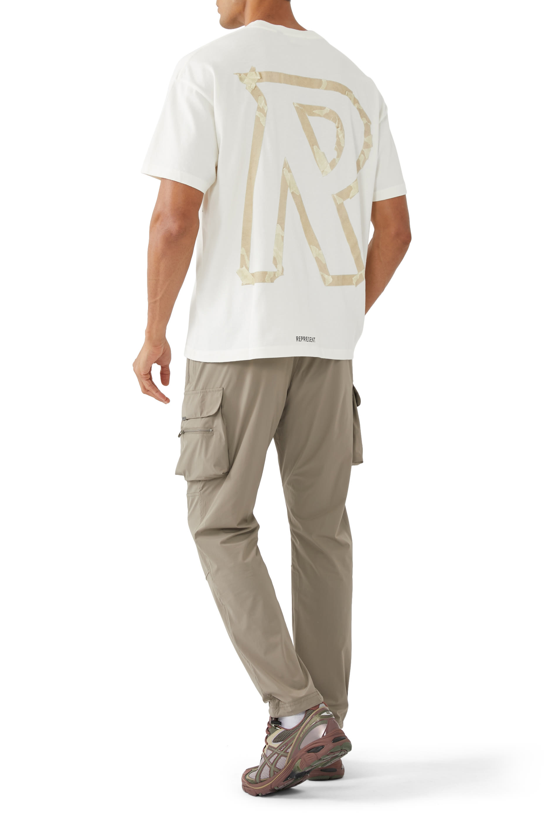 تيشيرت بأحرف الماركة بتصميم شريط لاصق