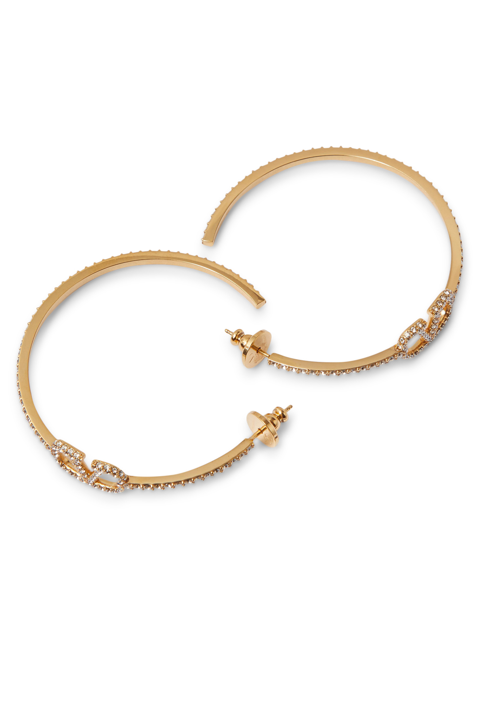 أقراط نصف دائرية بشعار V