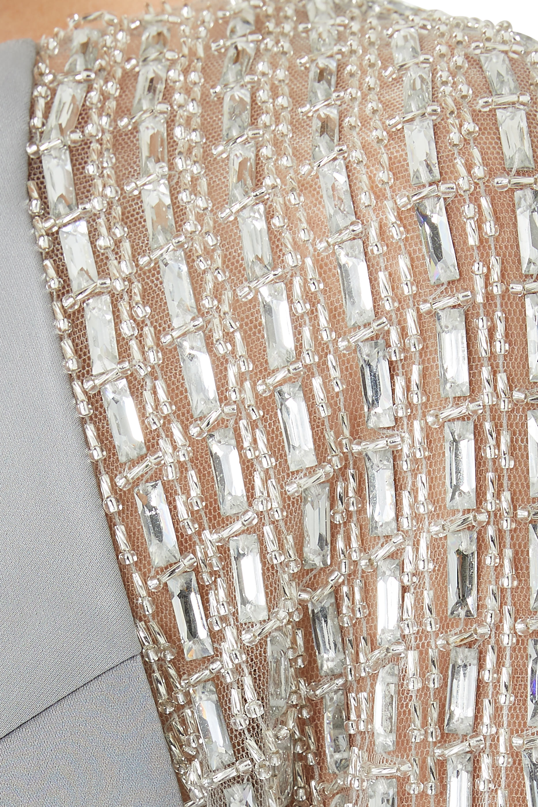 فستان سهرة بأكمام طويلة مطرزة