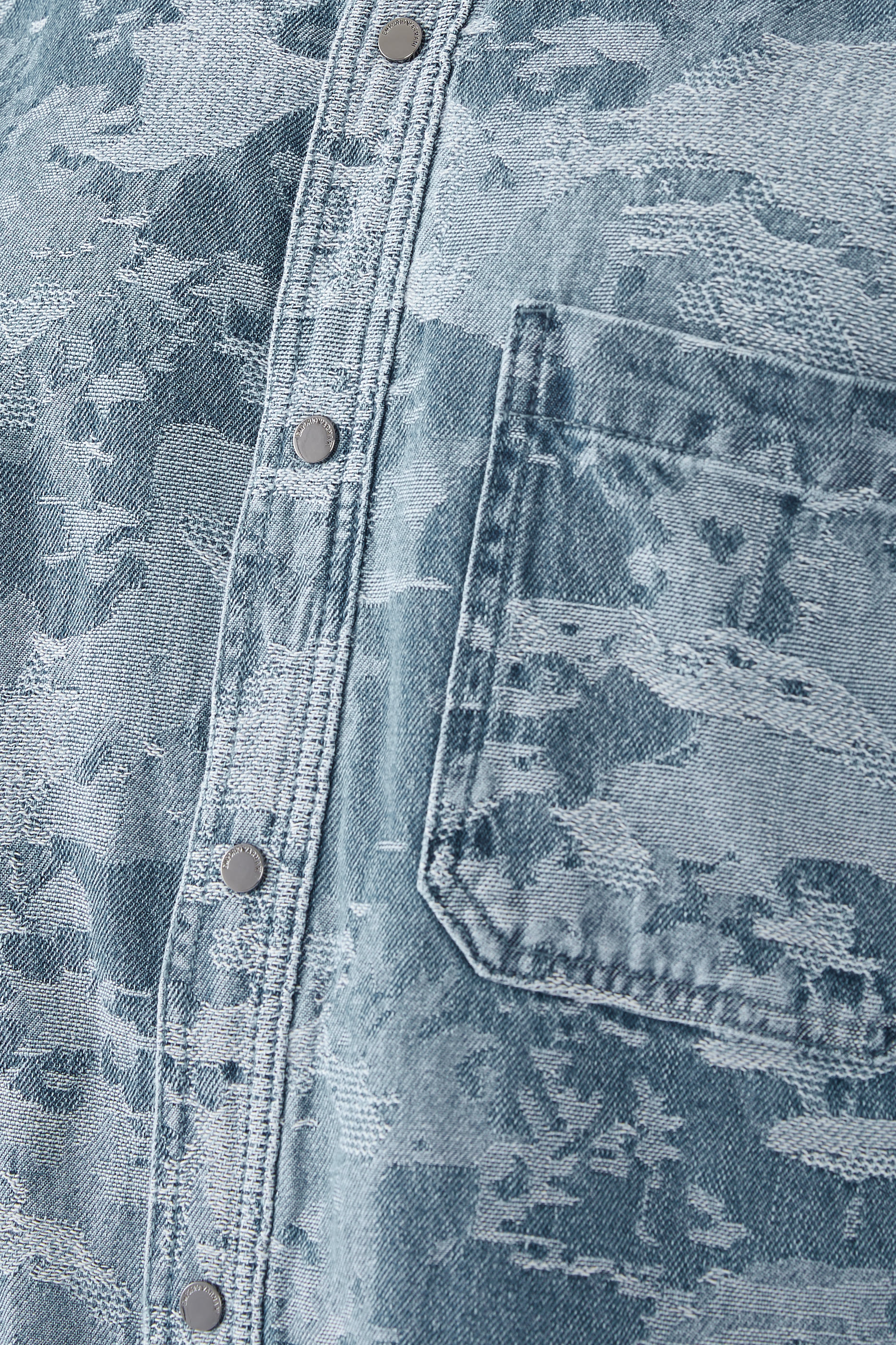 قميص دنيم بنقشة مموهة جاكار