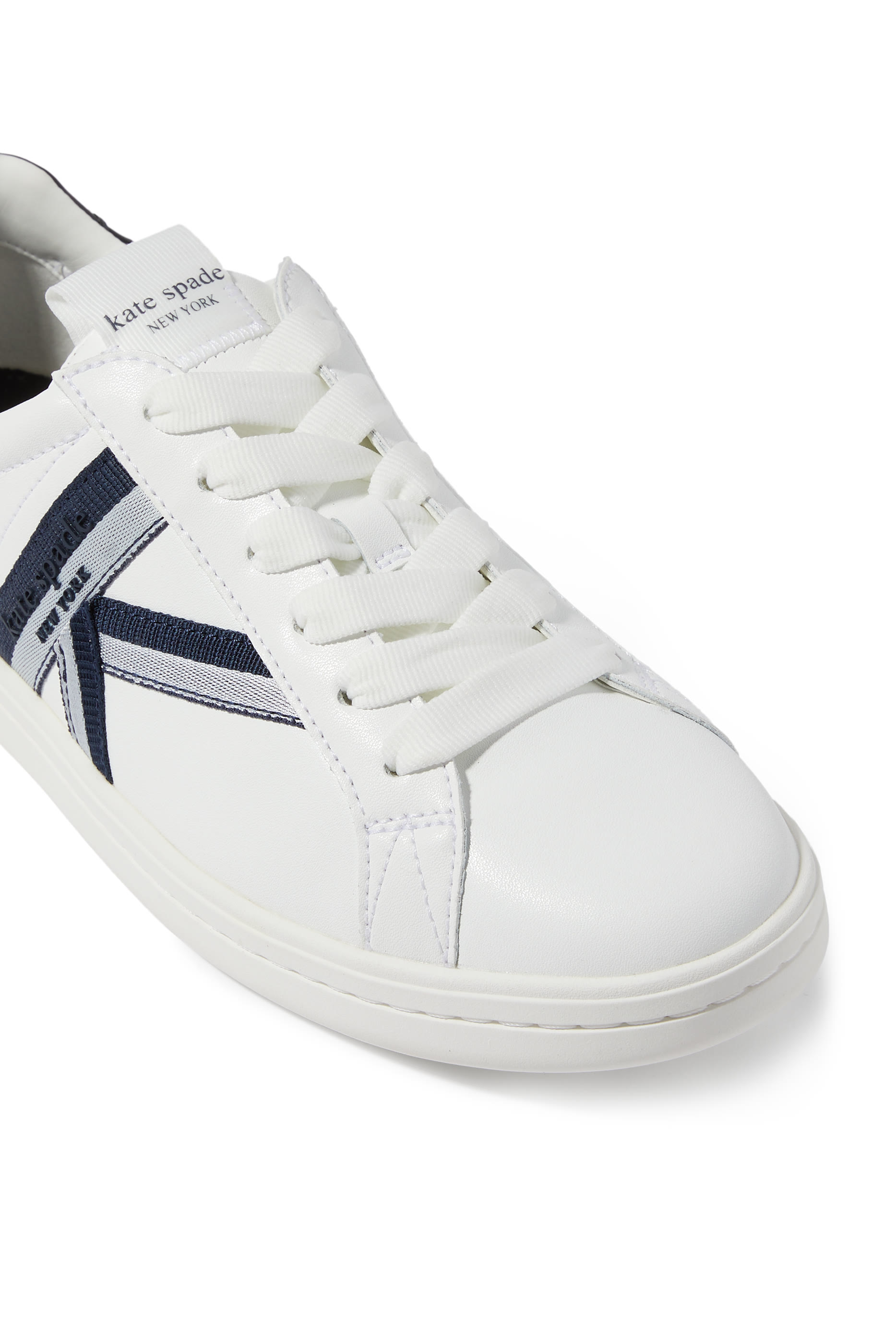 سنيكرز جلد بشعار الماركة