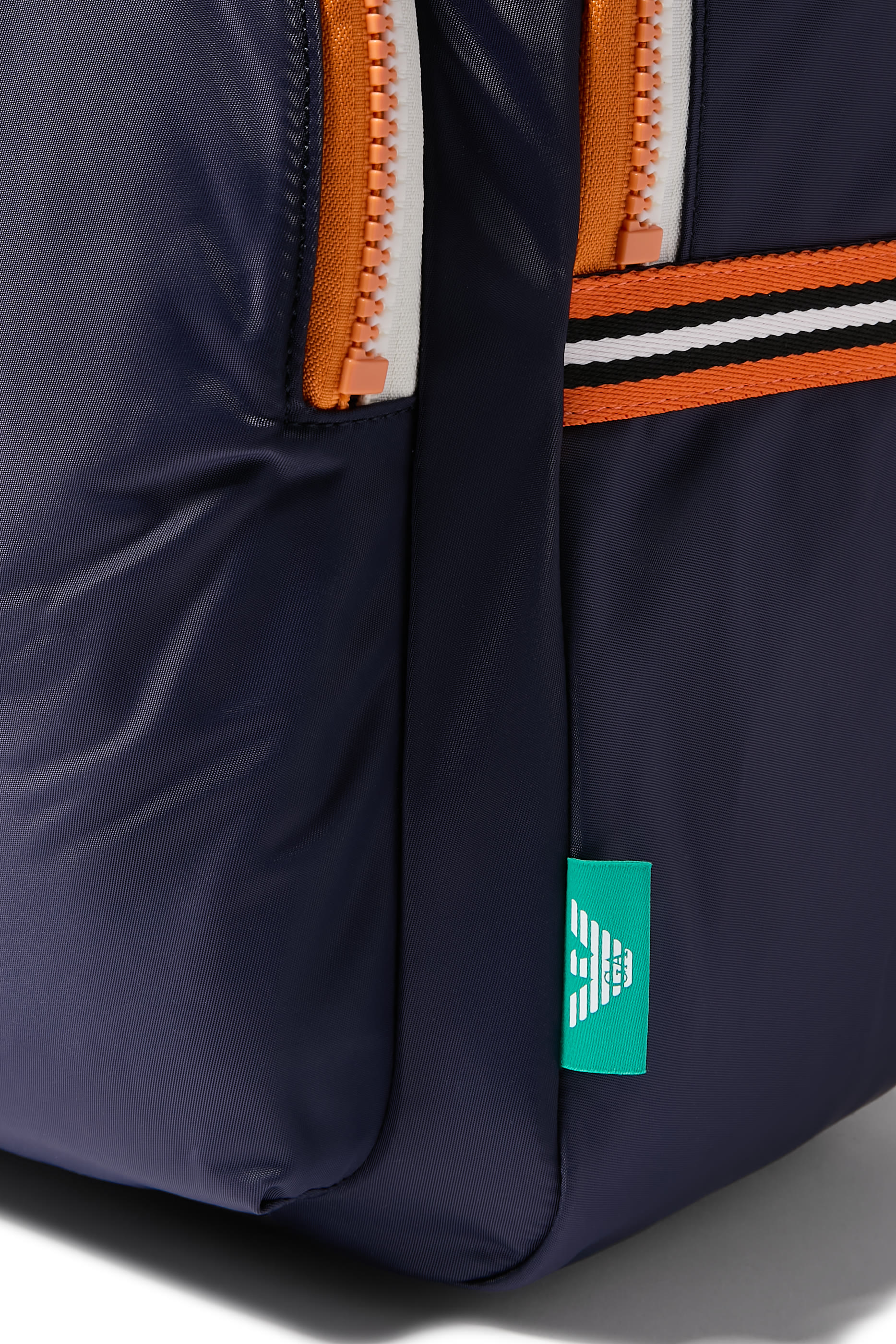 كقيبة ظهر بسحاب بلون متباين للأطفال