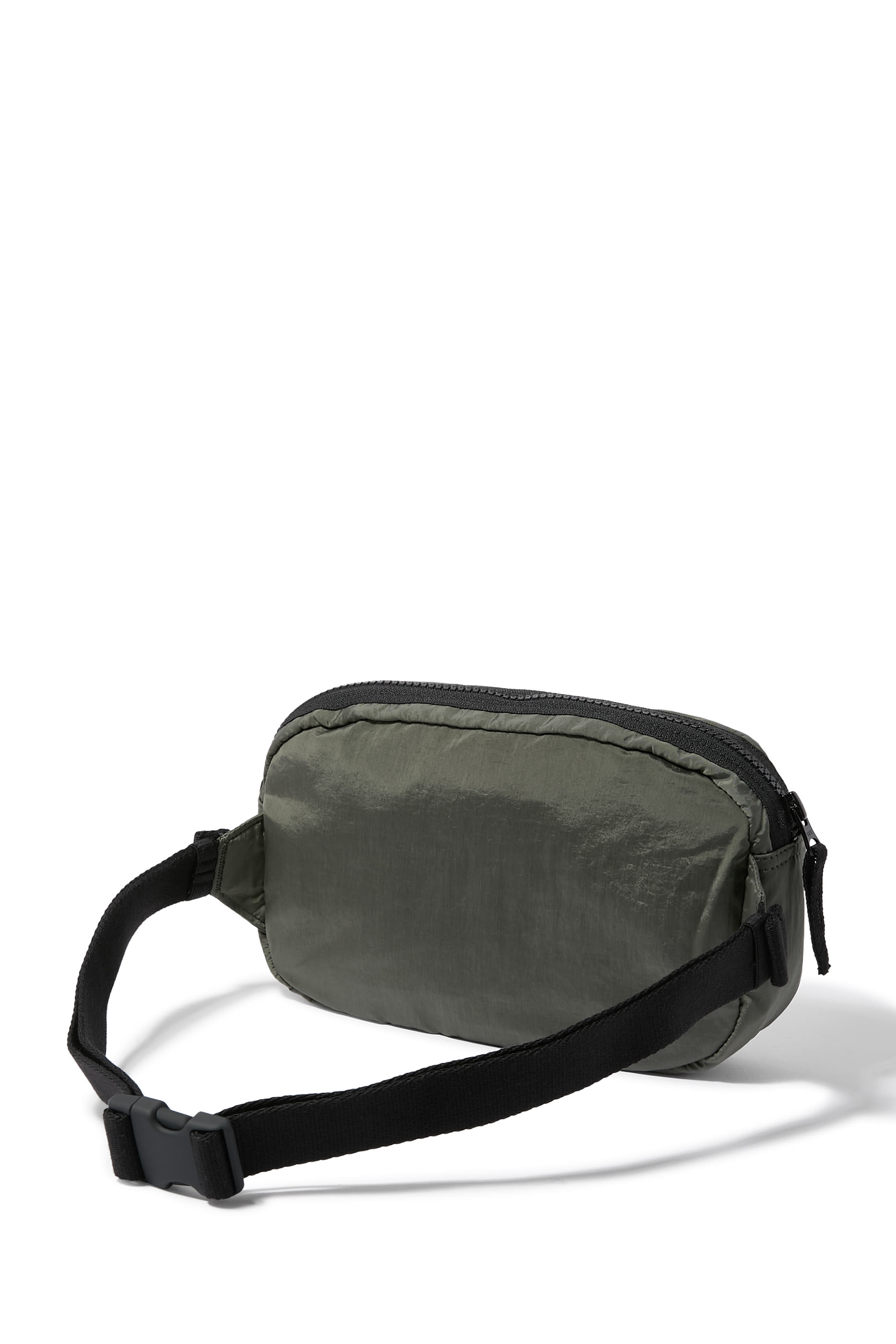 حقيبة صغيرة بشعار الماركة