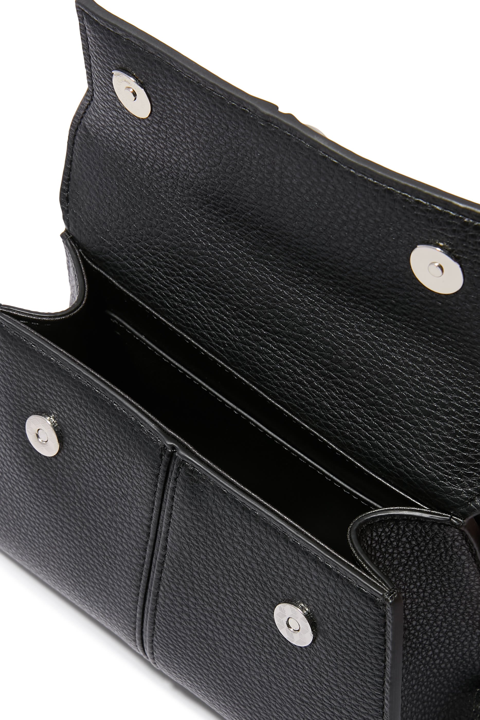 حقيبة إليس بيد علوية