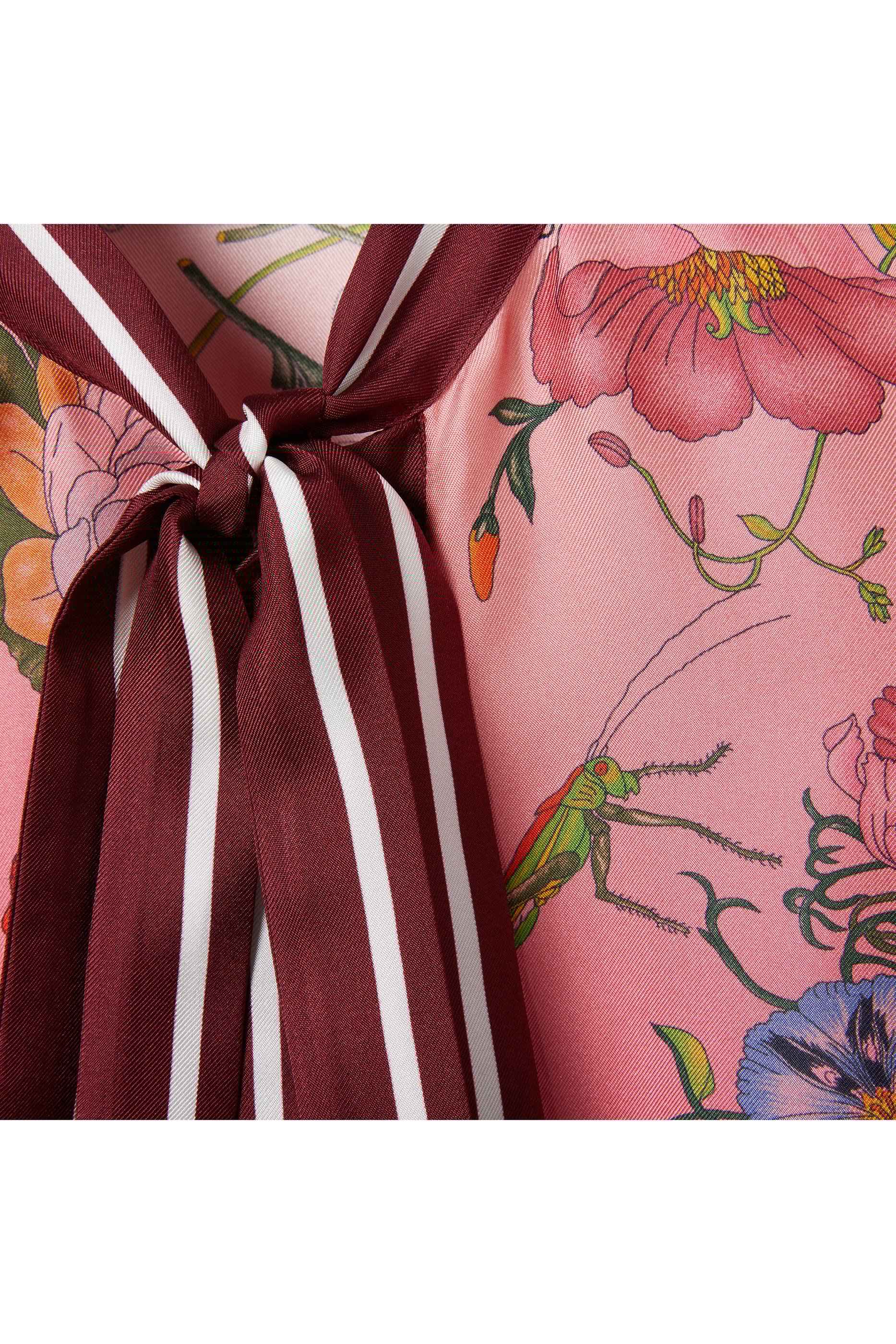 قميص بفيونكة عند العنق ونقشة حرير