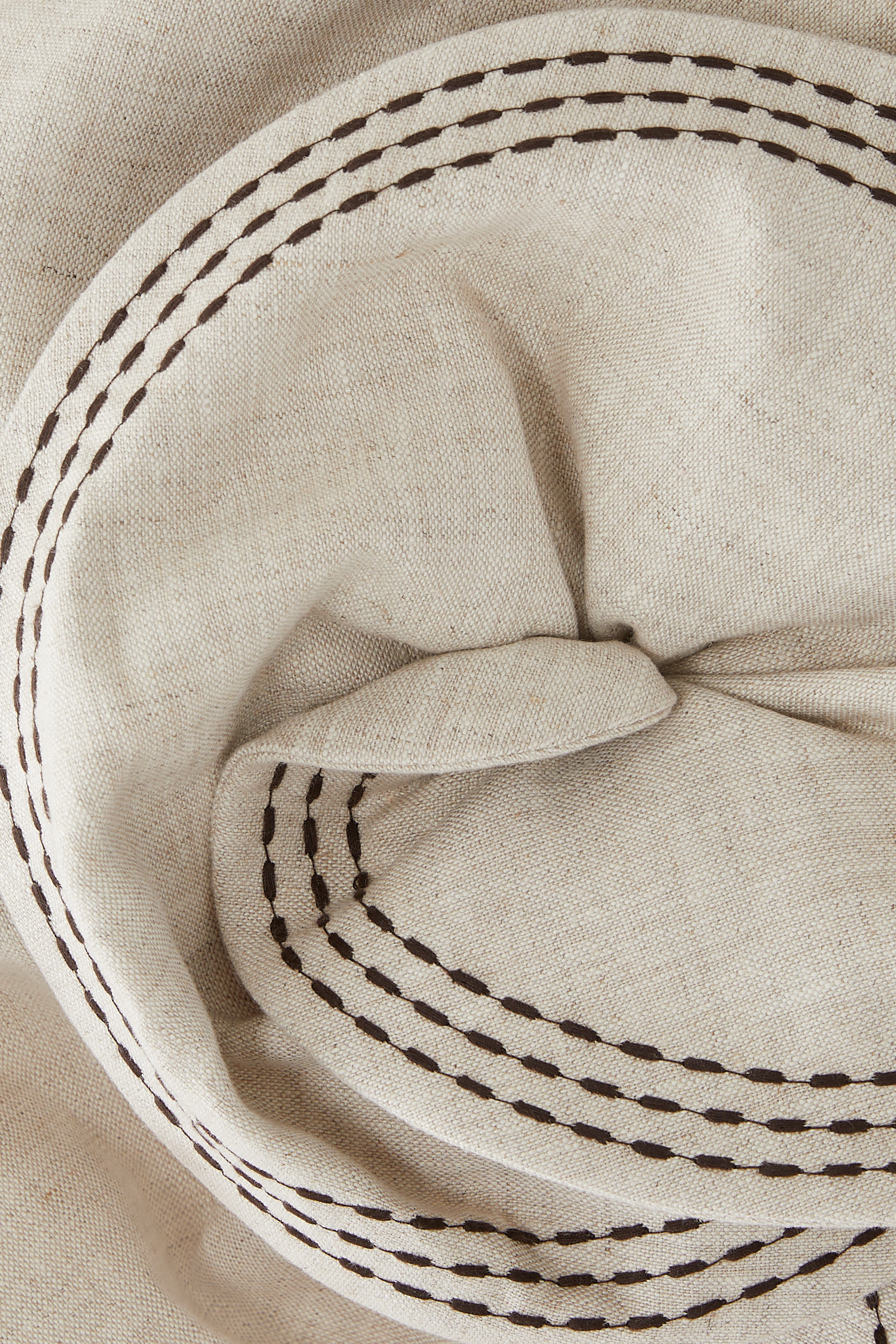 بلوزة فوسيلز بتطريزات وقصة قصيرة