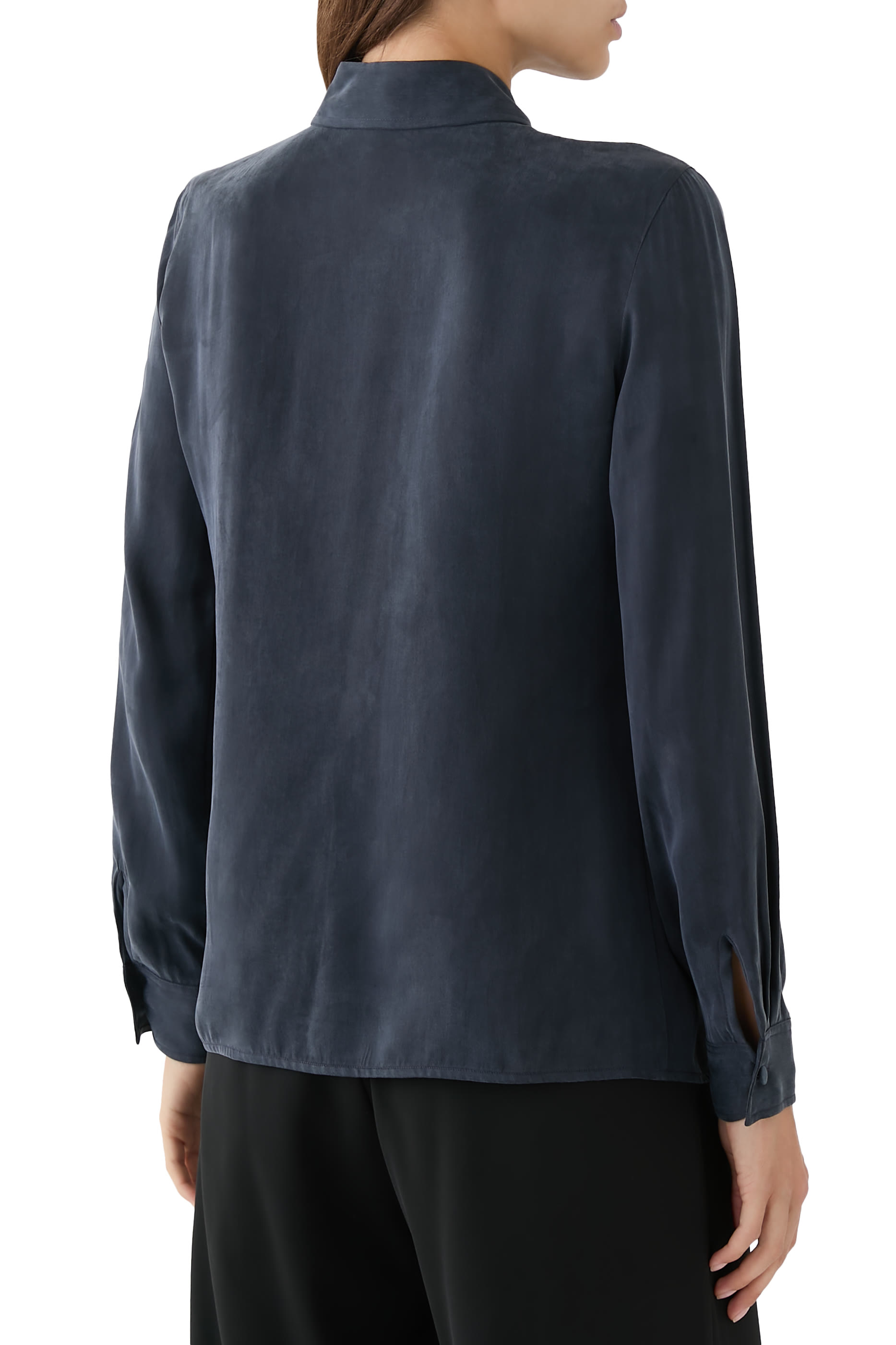 قميص بأكمام طويلة وأزرار سفلية