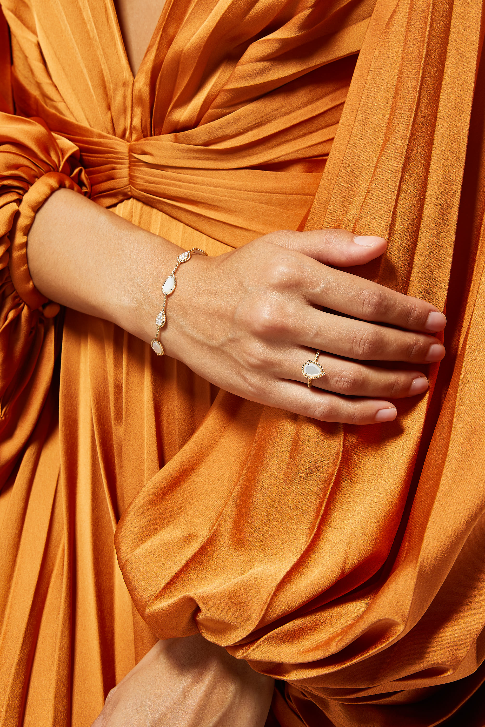 سوار سيربنت بوهيم ذهب أصفر عيار 18 قيراط بخمس حليات مرصعة بالماس بافيه مقاس XS