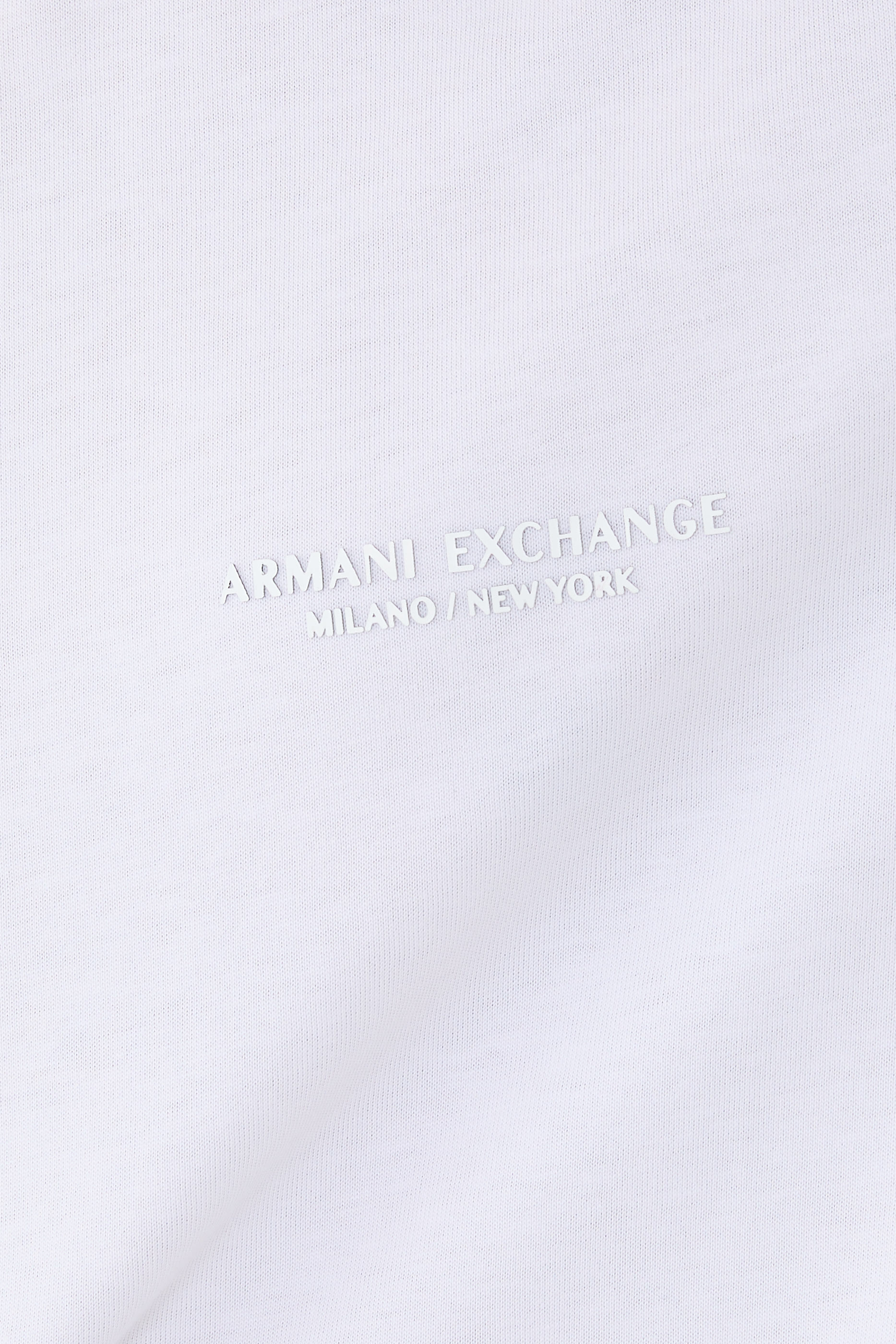 تيشيرت بقصة عادية وشعار الماركة